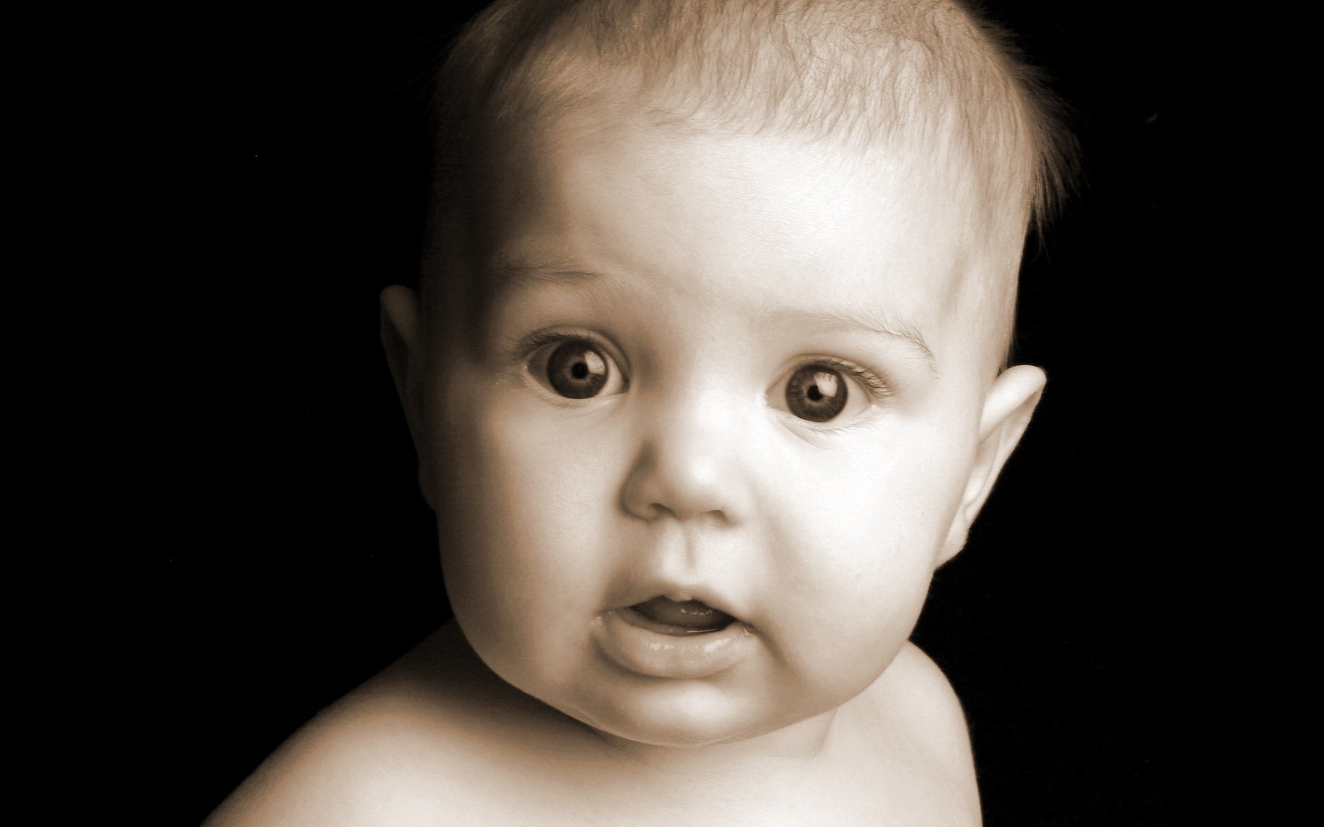 The surprised look of the baby portrait