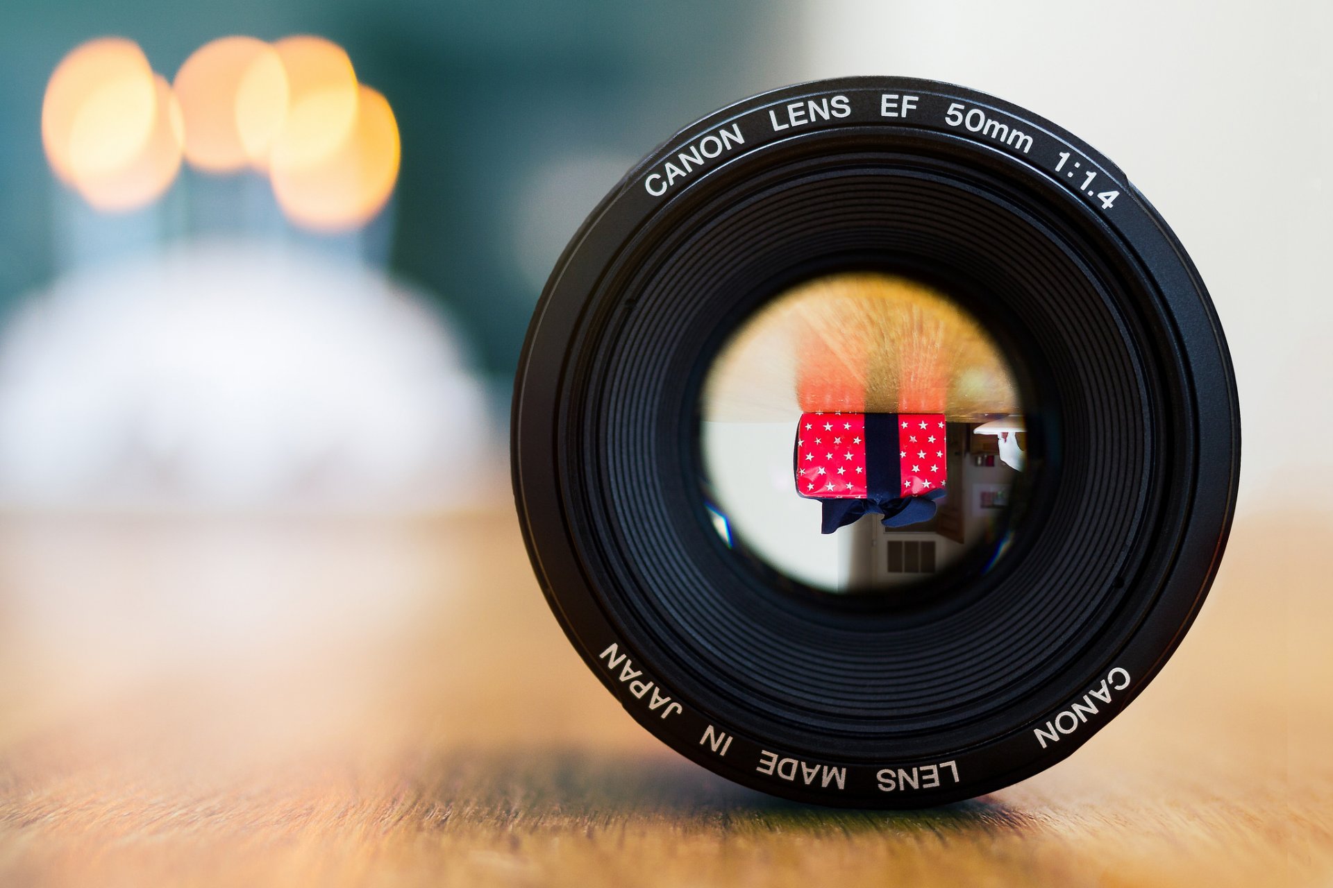 canon lens mirror reflection present room bokeh