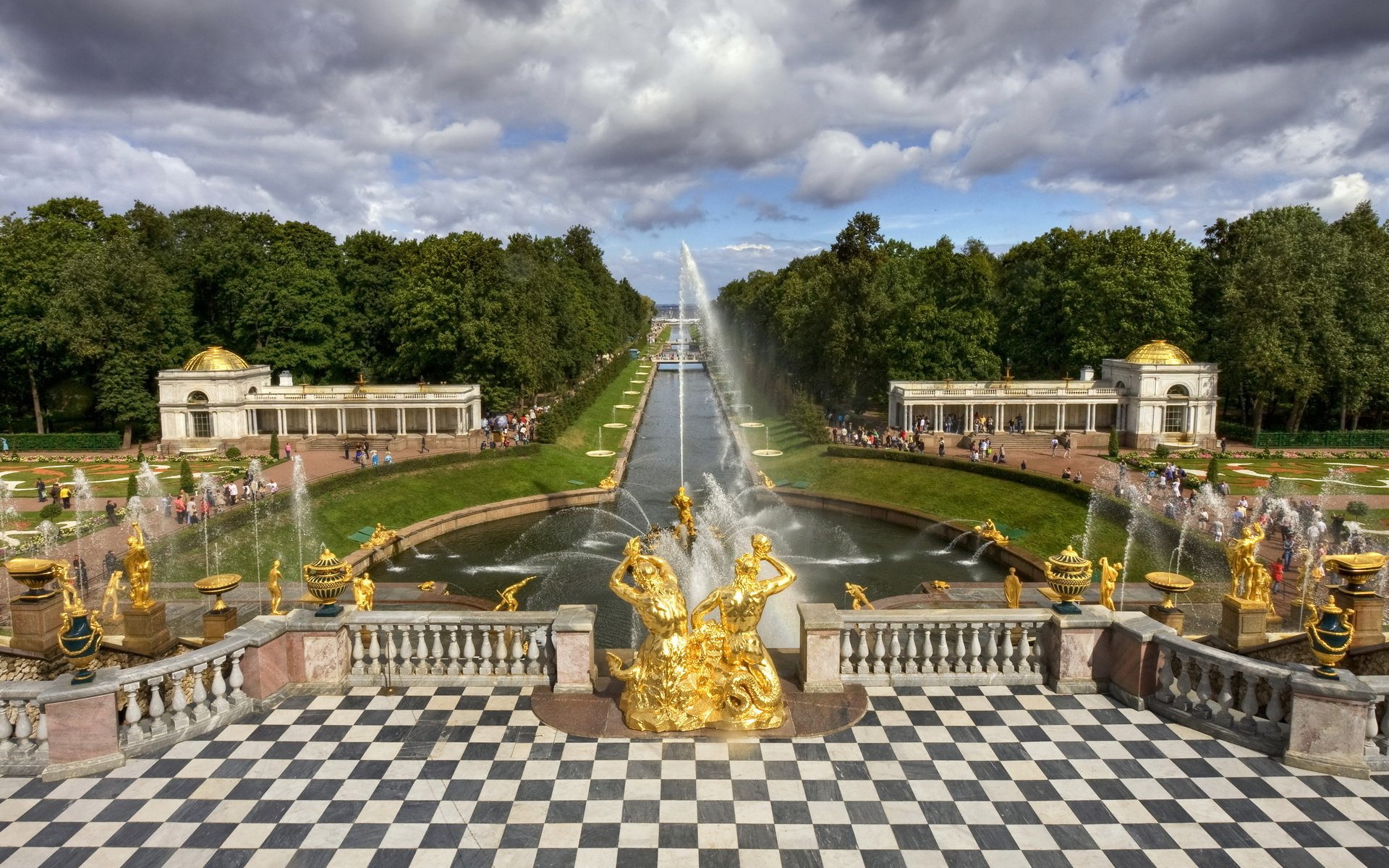 Royal alleys with fountains and golden statuettes
