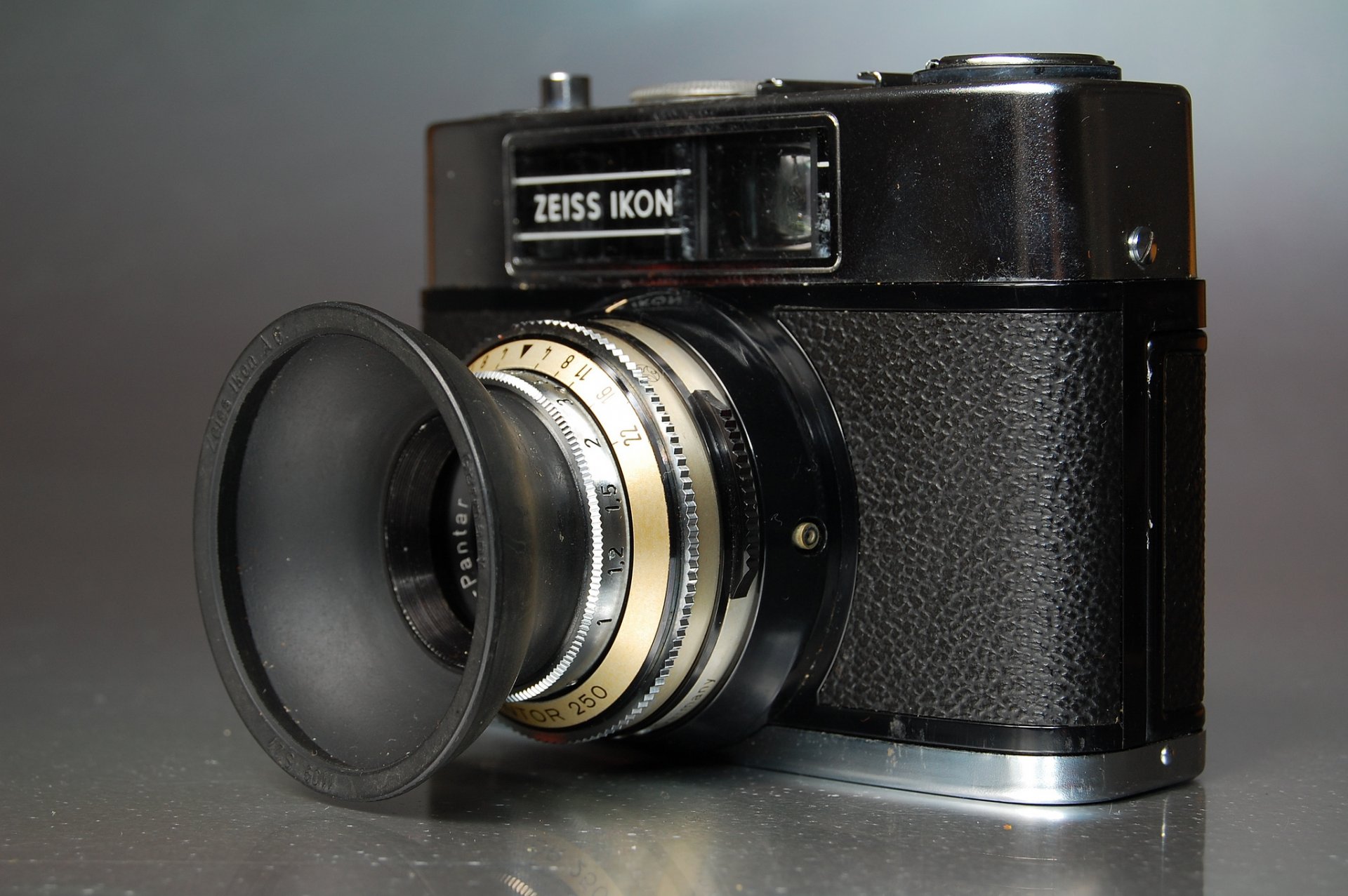 the camera zeiss ikon contina l close up background