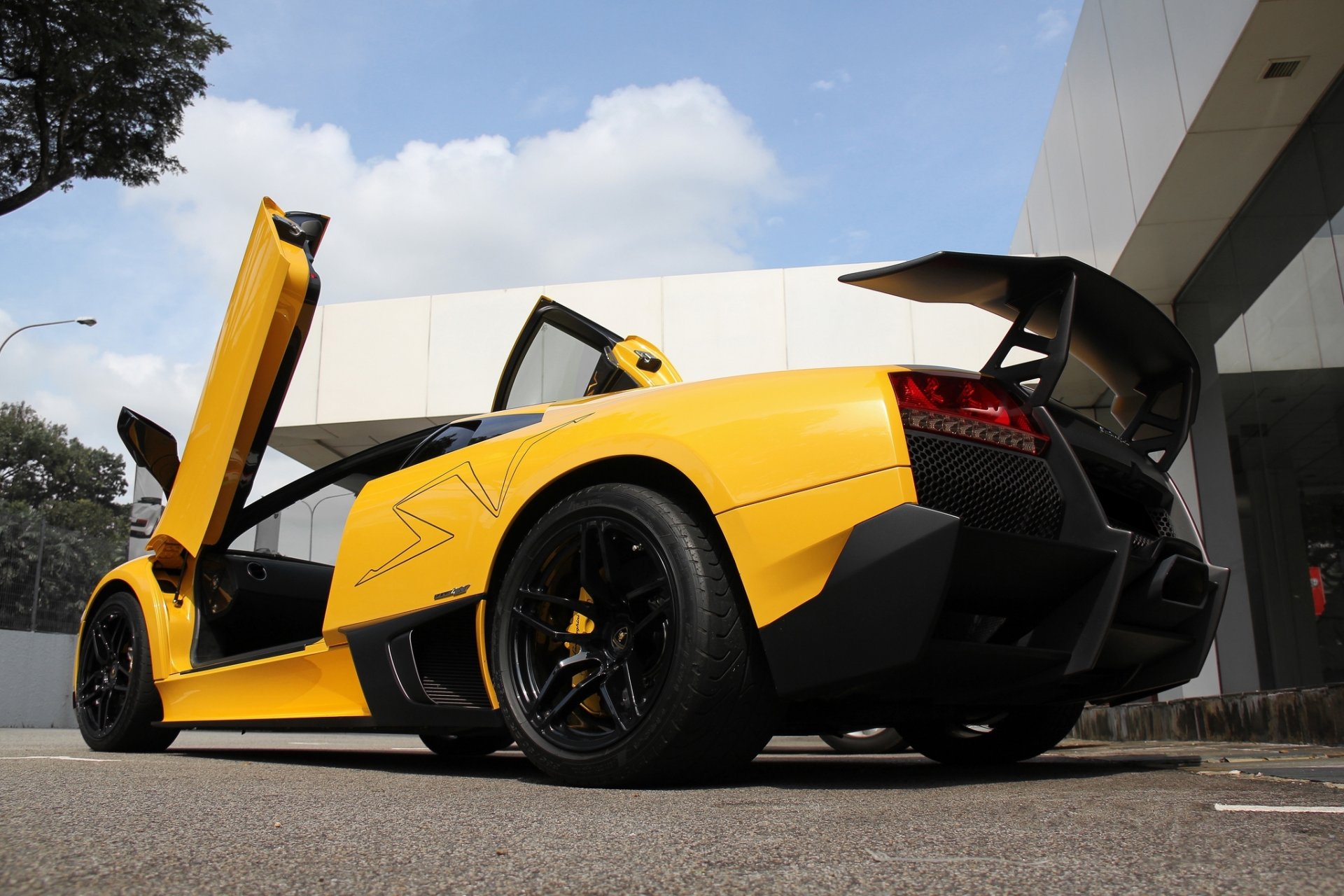 lamborghini murcielago lp670-4 sv yellow murselago bottom view wing sky clouds