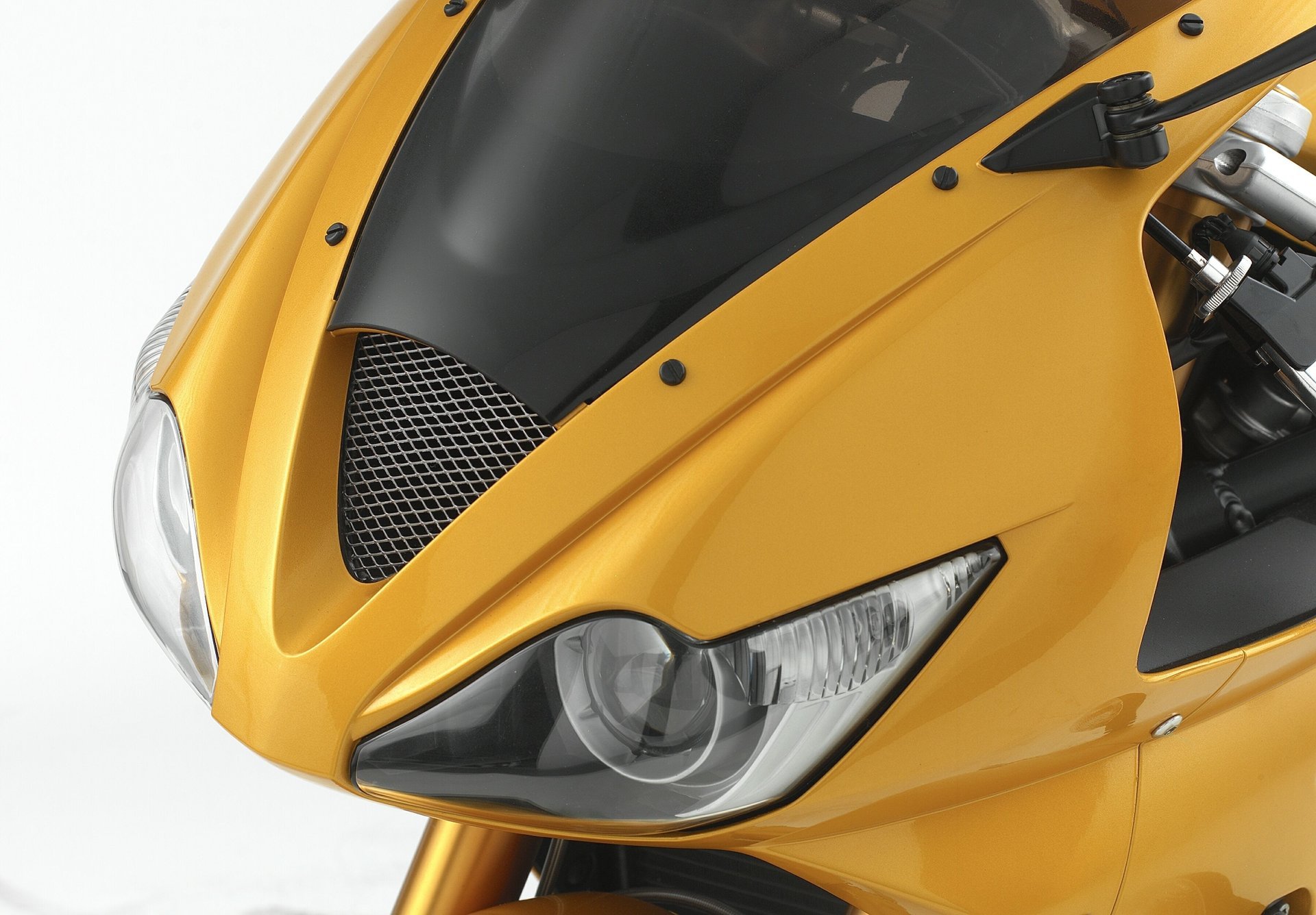 Triuph daytona 675 gold color