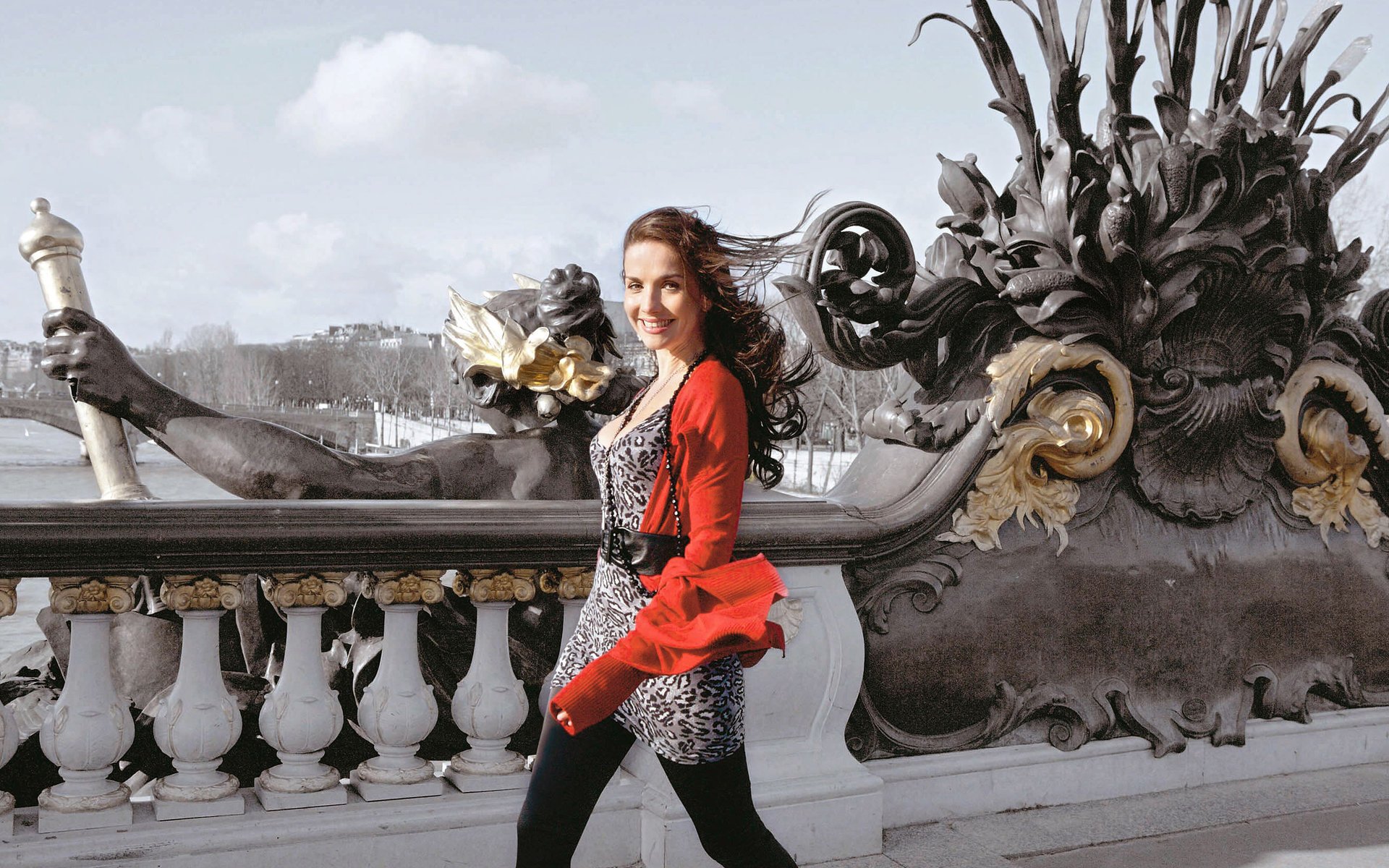 Natalia Oreiro walks through the streets of Russia