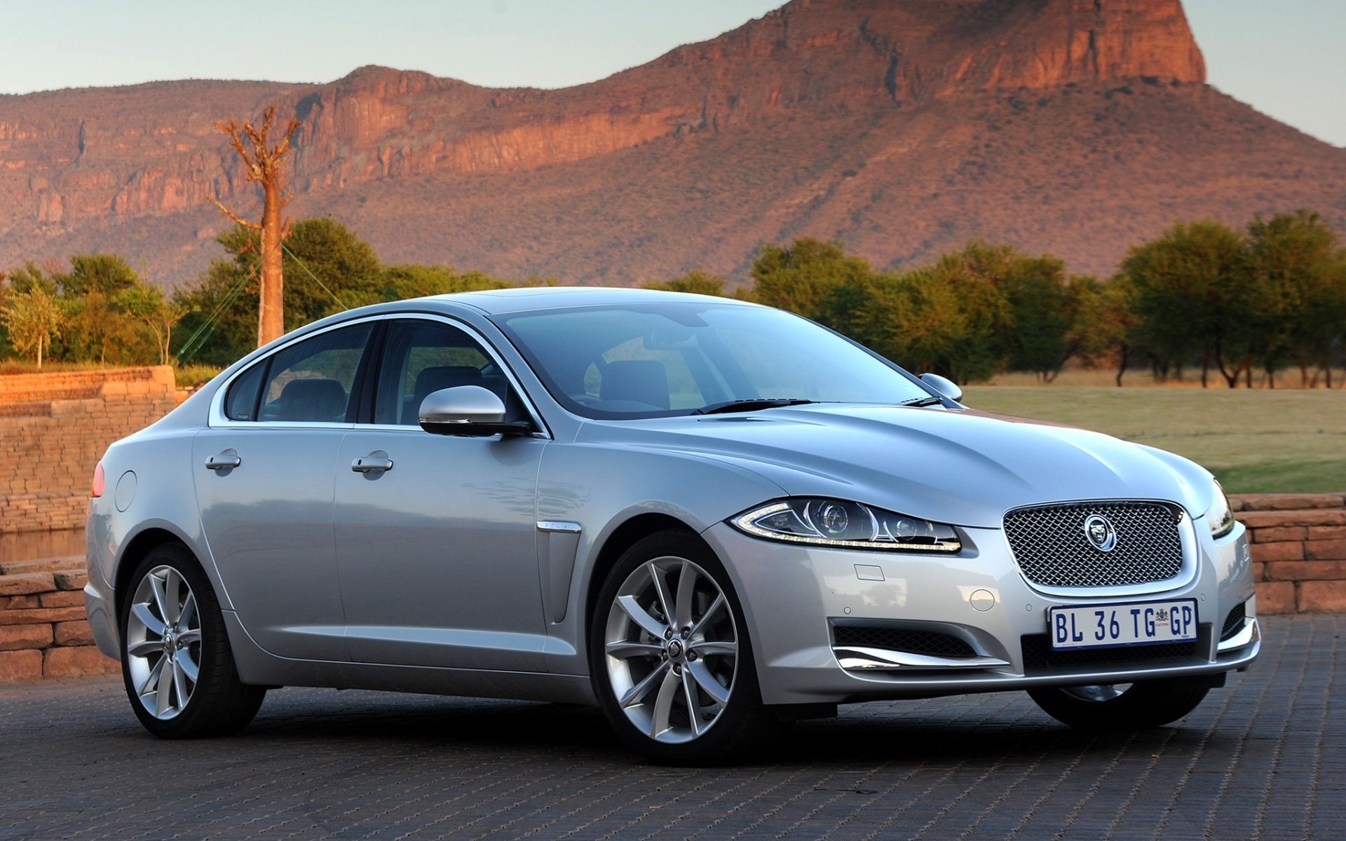 jaguar xf iksef sedan serebristyy.peredok rock background