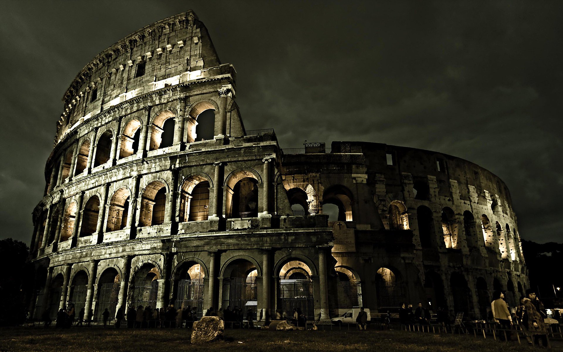 The attraction of Italy is the ancient Colosseum