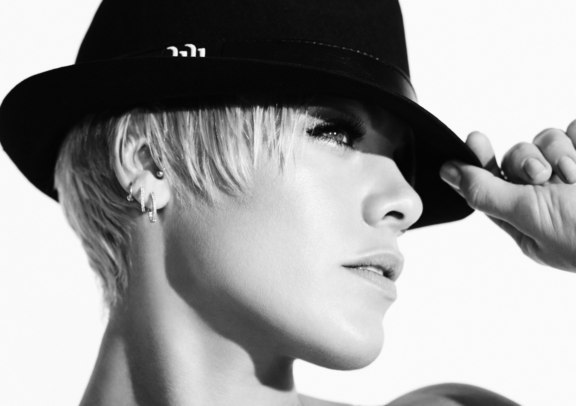 p!nk pink alecia beth moore alicia beth moore black and white