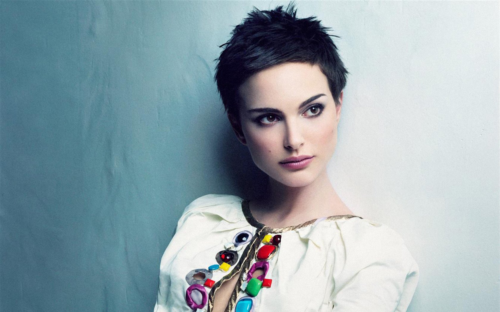 Natalie Portman with expressive eyes and short haircut