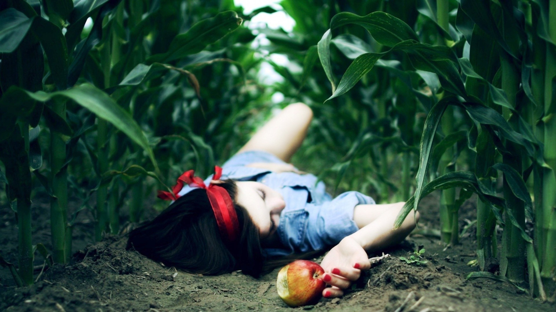 a woman apple mig- 15 girl brunette cosplay snow white