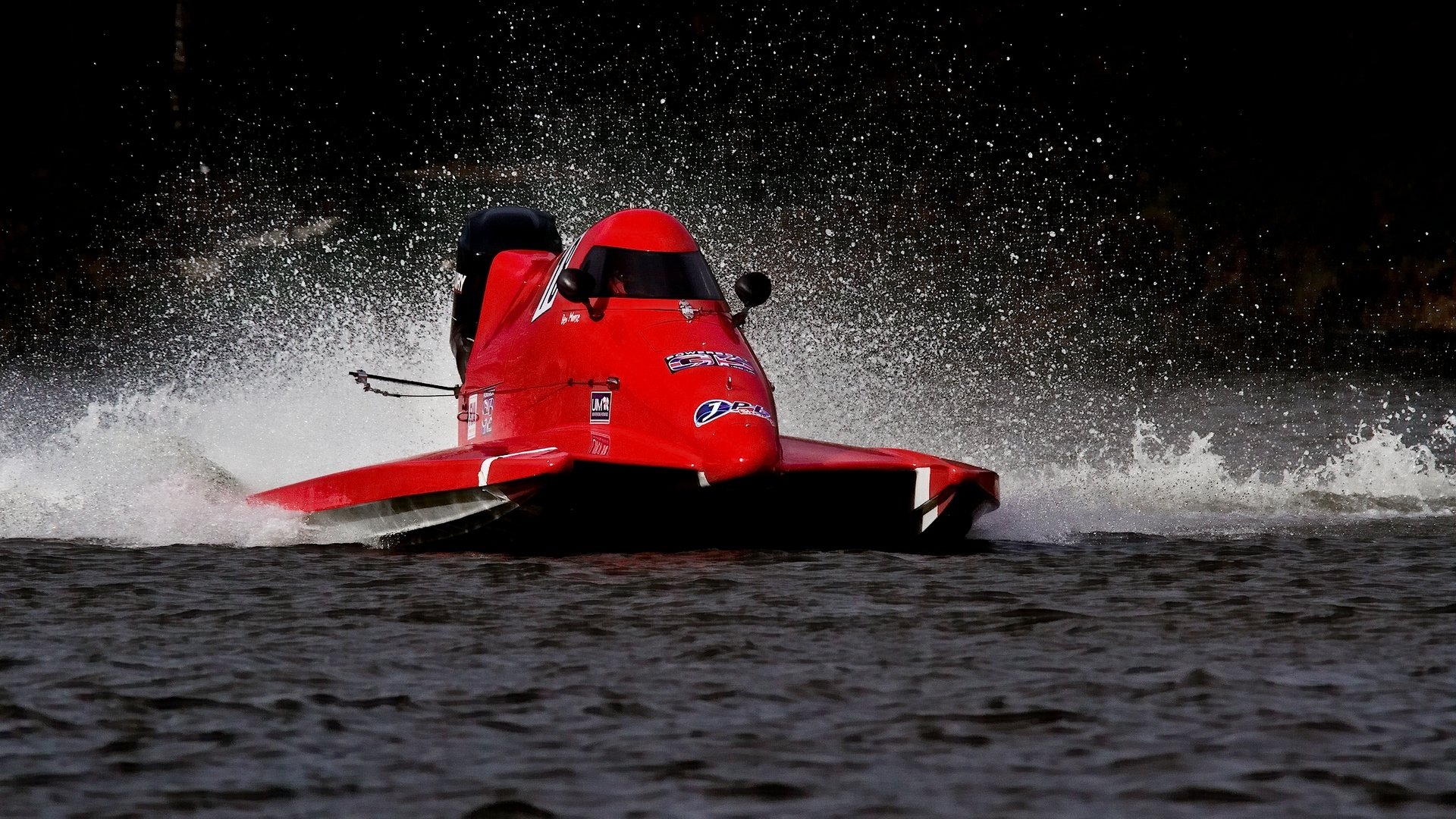 planing speed water spray