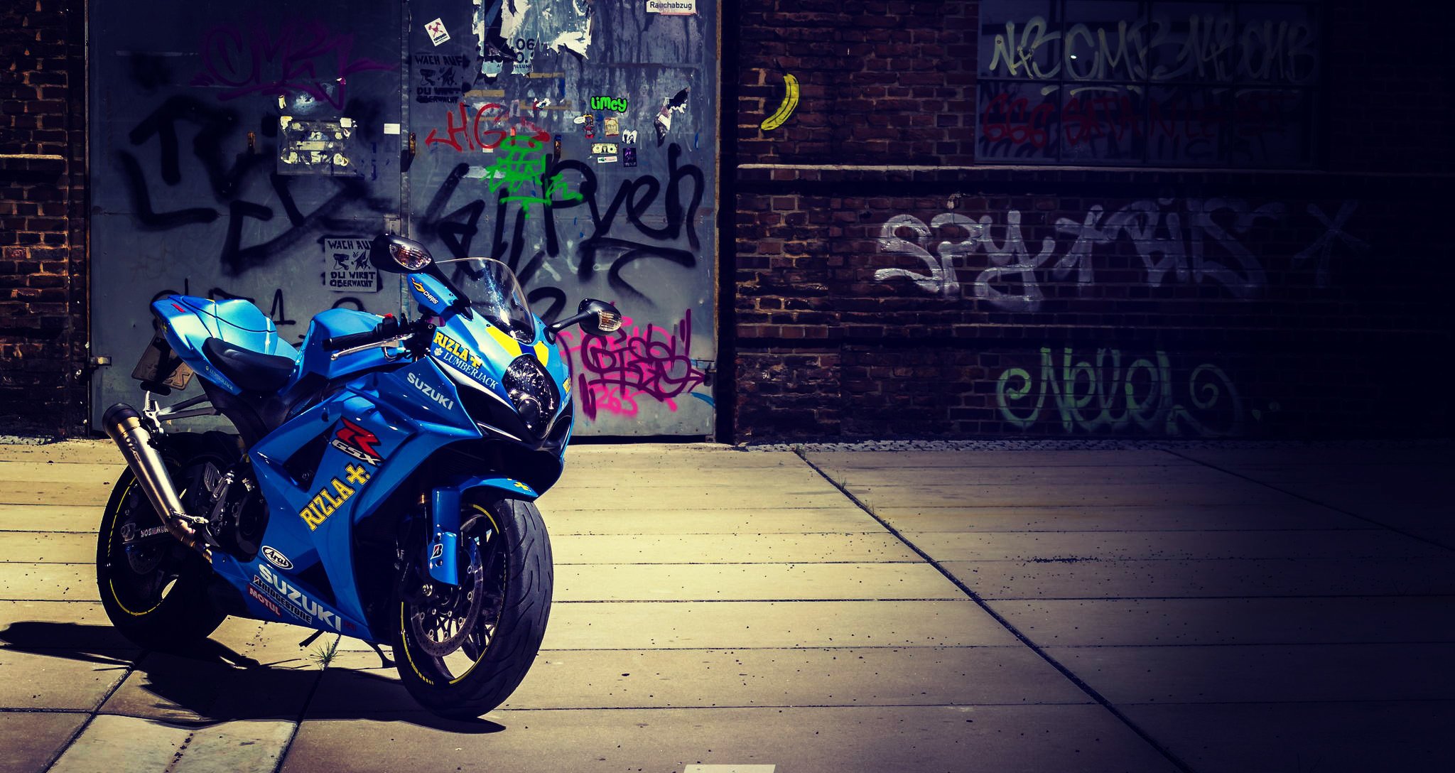 suzuki gsx-r1000 bike street graffiti