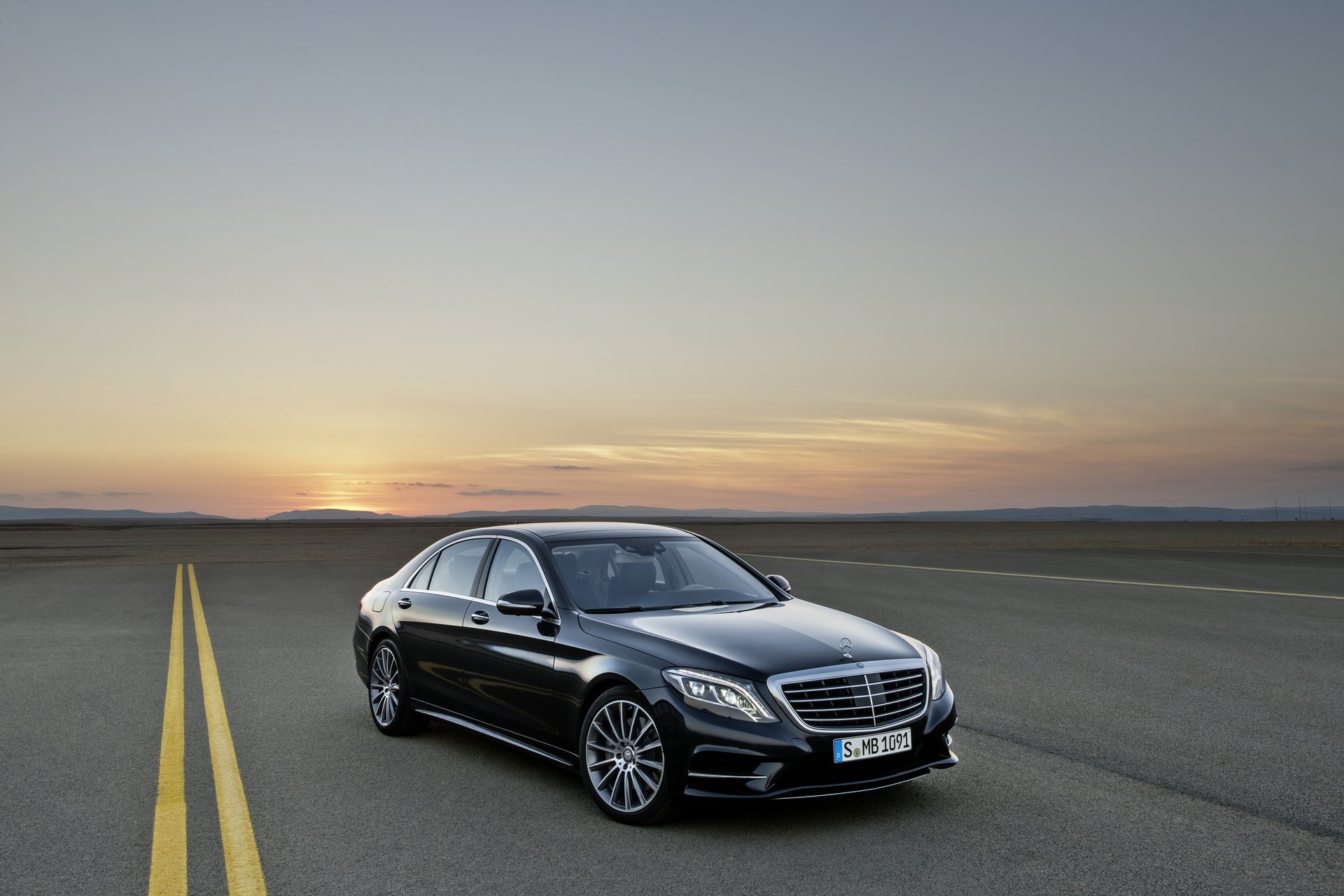 mercedes s-klasse flagship black diodes road sunset