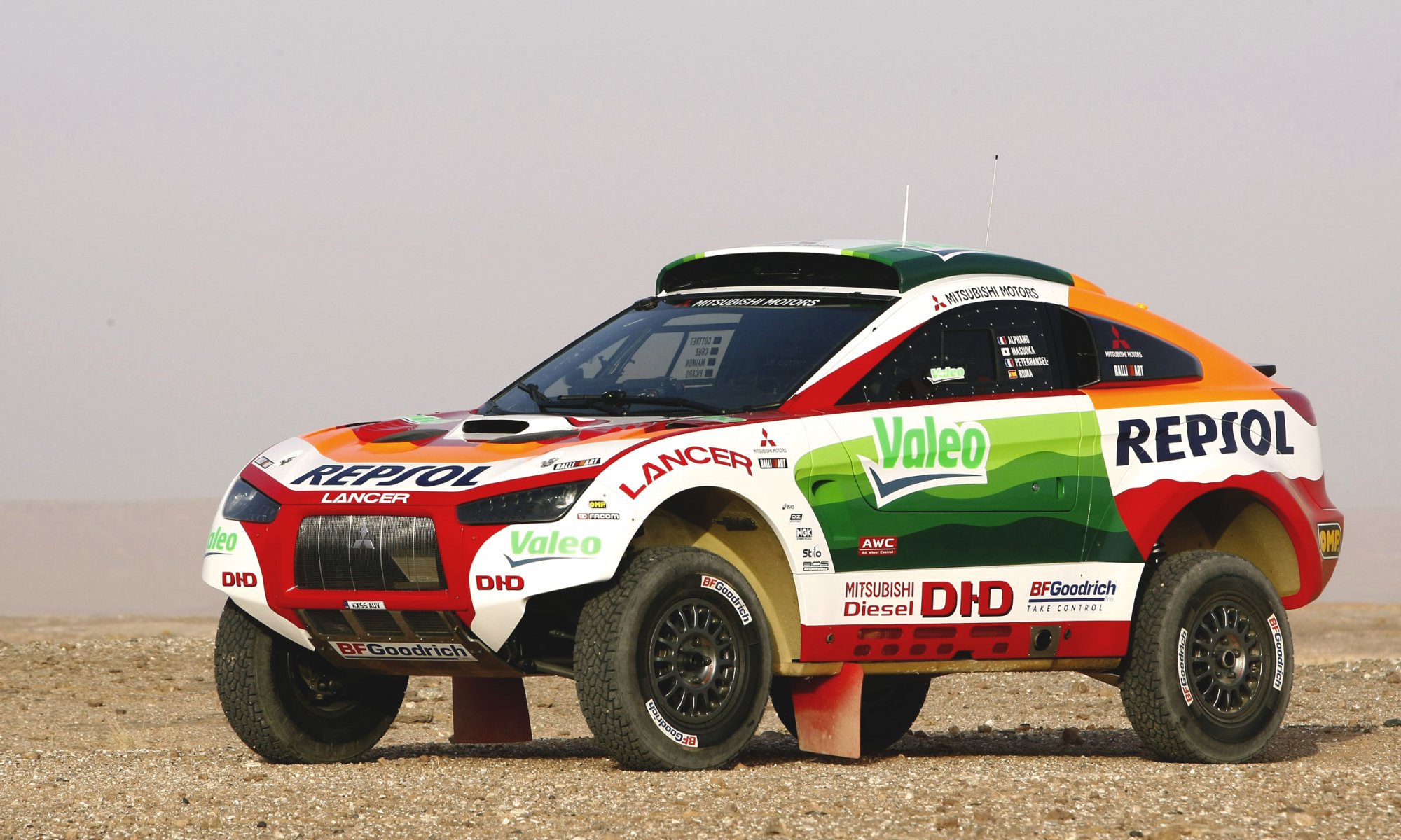 mitsubishi rally dakar suv car machine desert to dakar race sports a side view heat wheel jeep