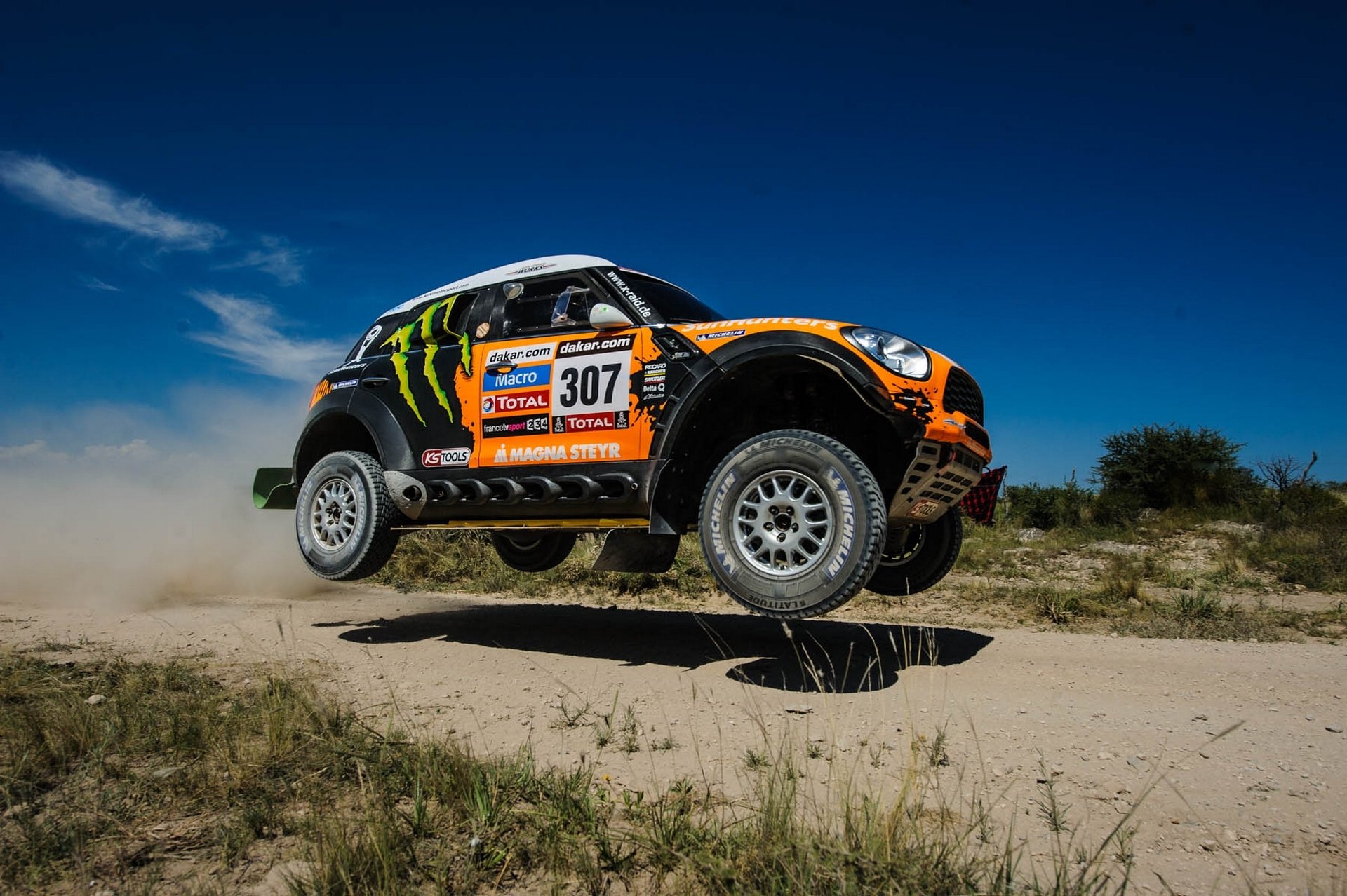 mini cooper mini car suv day orange machine dakar x-raid rally race stop frame shadow sky wheel in the air speed