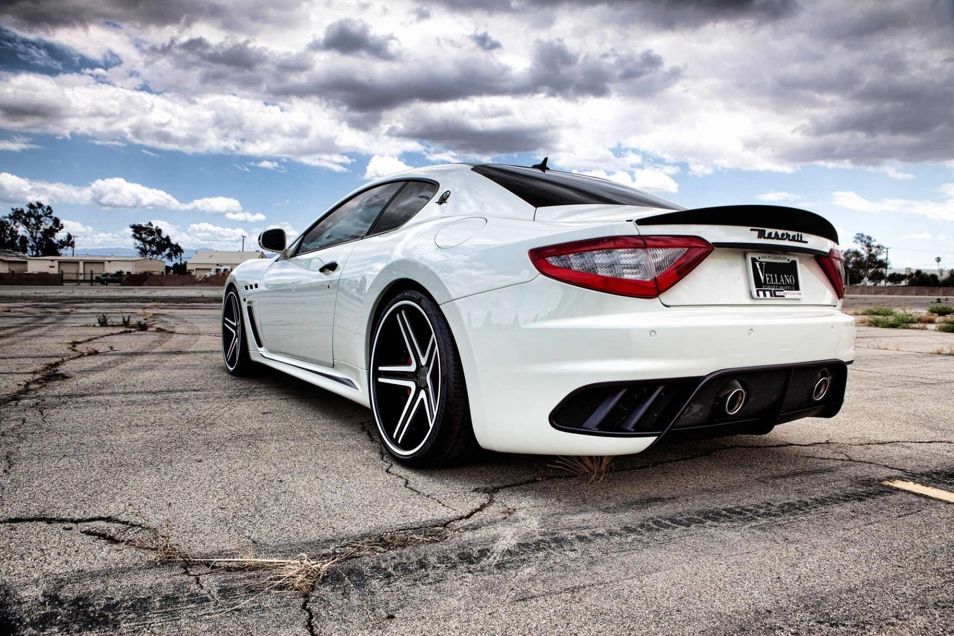 maserati granturismo mc stradale white granturizmo rear view reflection exhaust pipes