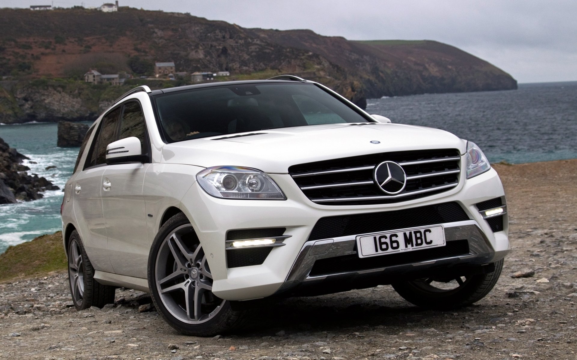 mercedes-benz ml bluetec amg sports package mercedes jeep crossover front white