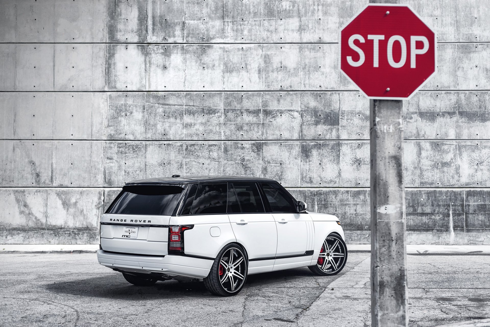 land rover range rover white ranged rover rear view black roof stop sign