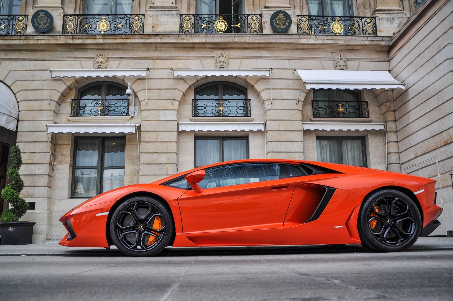 lamborghini aventador lp700-4 orange section building window