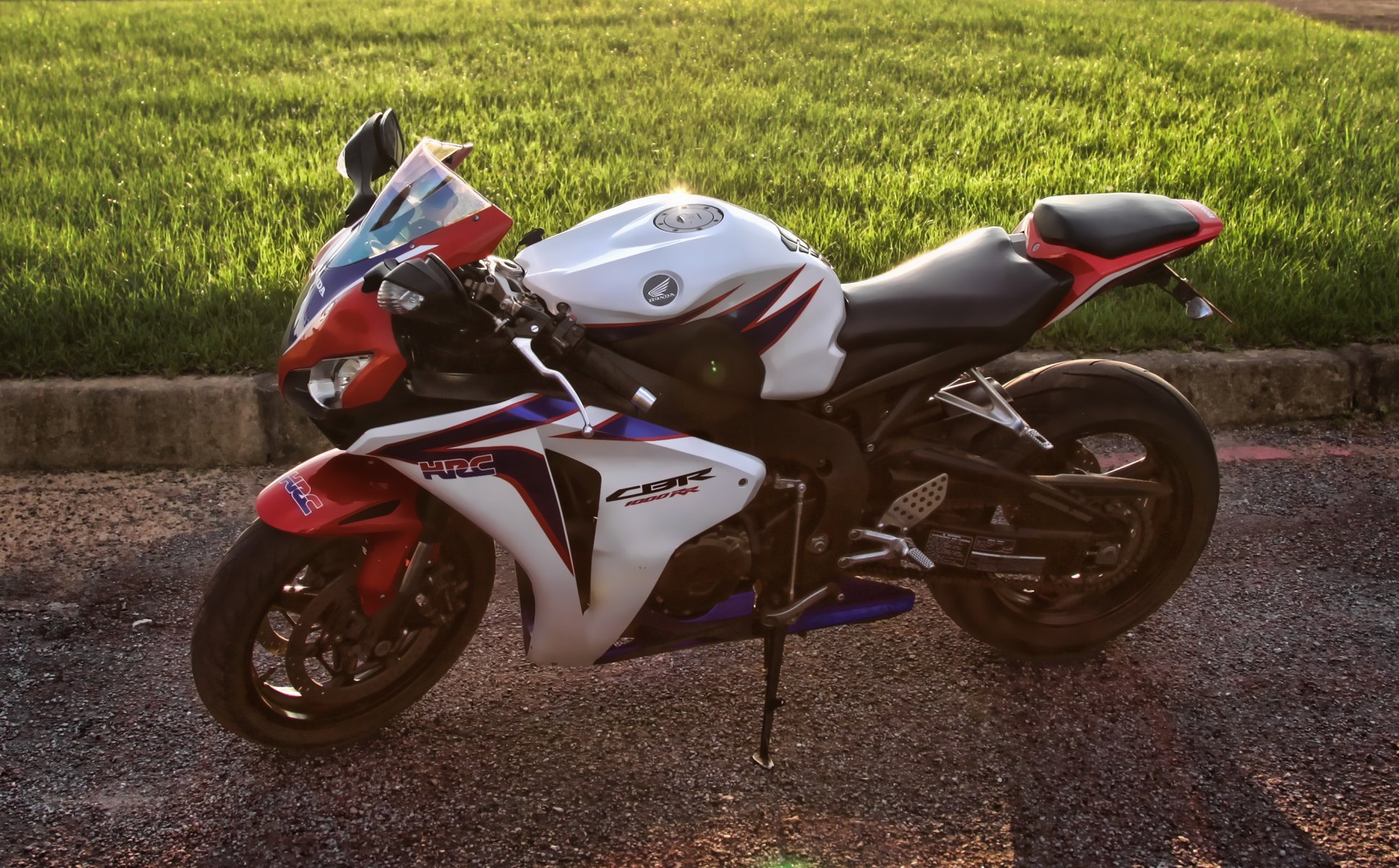 honda cbr1000rr white bike supersport sibiar a side view shadow grass turf
