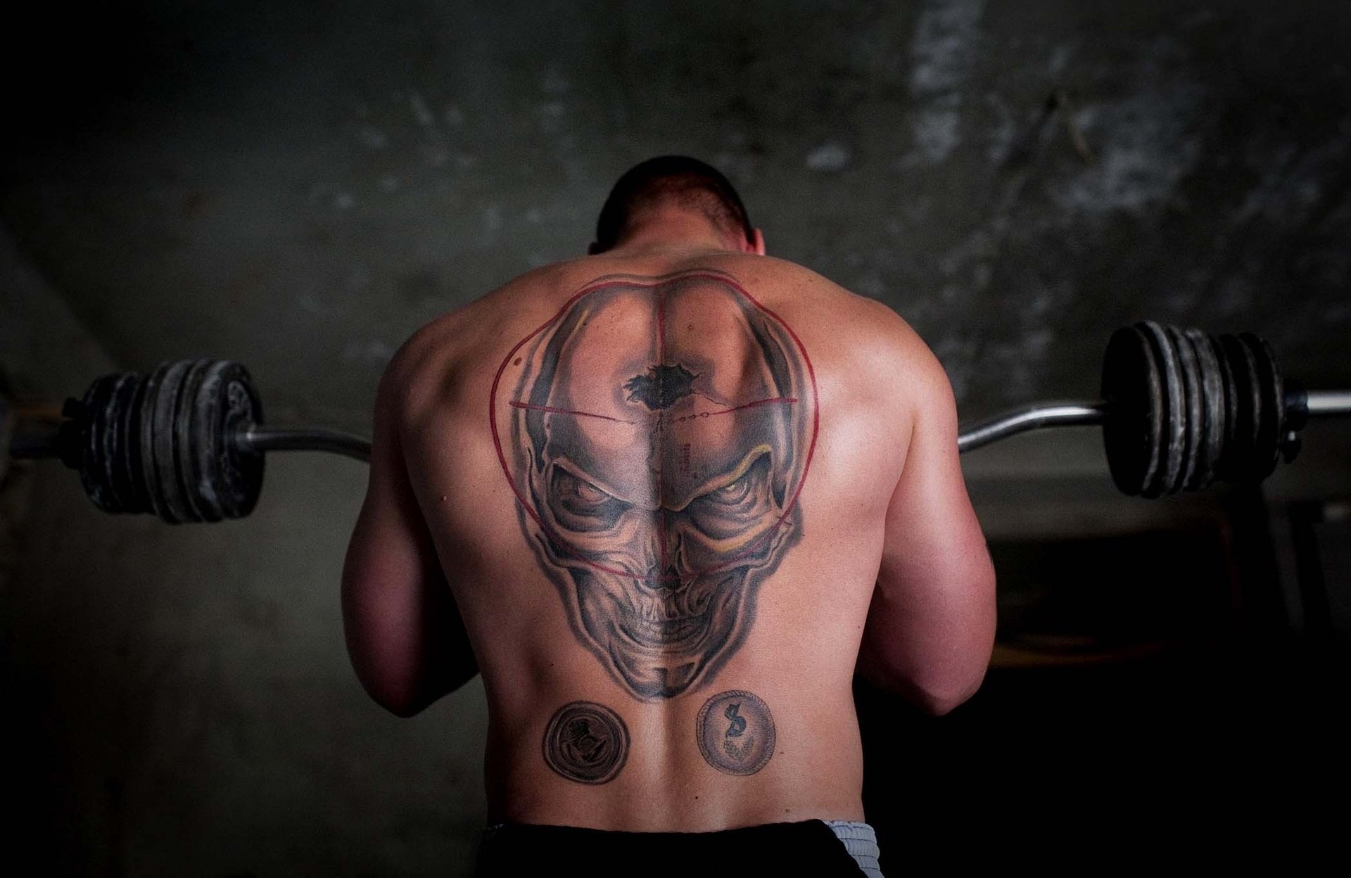 Tattoo on the athlete's back in the form of a skull
