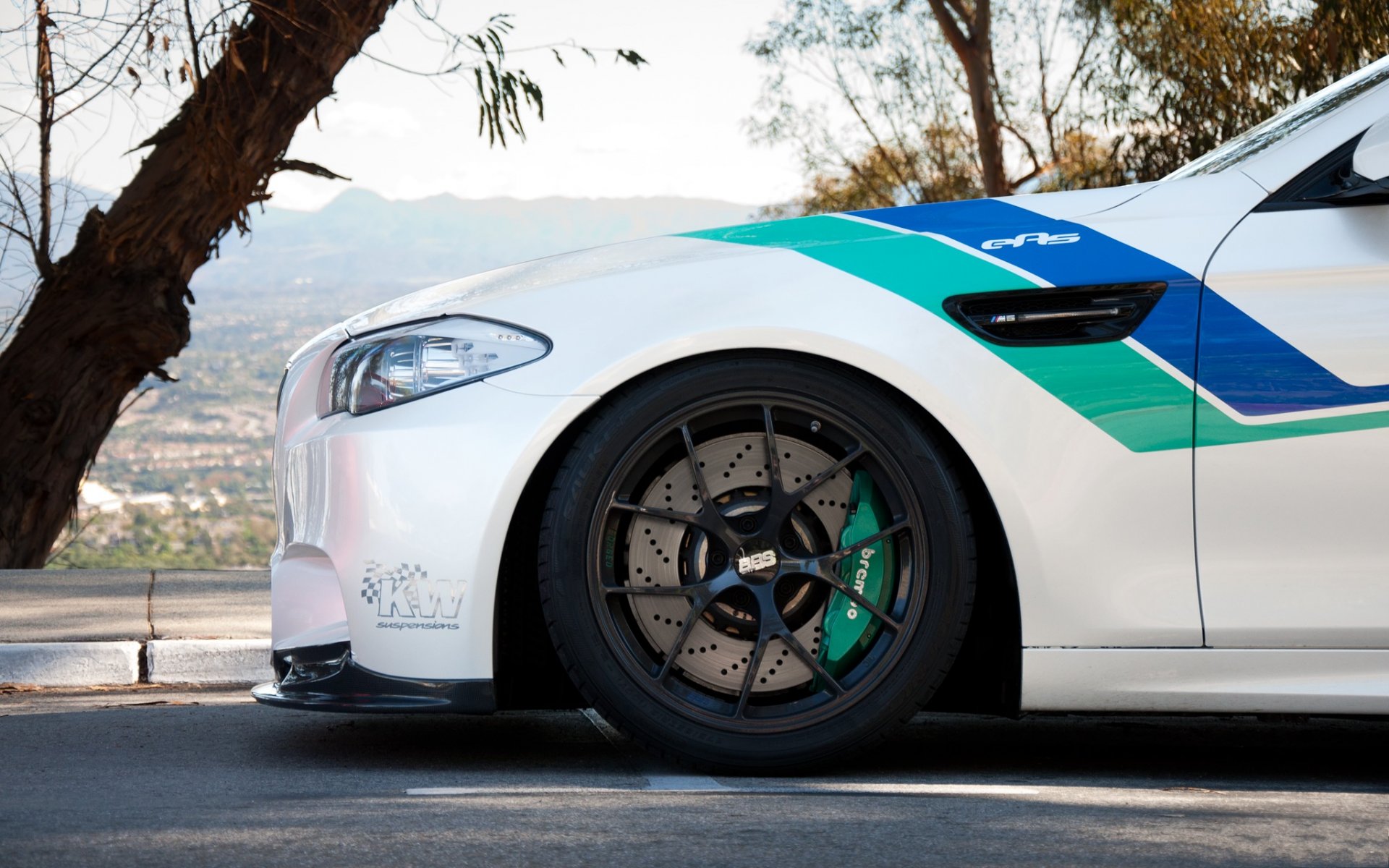 bmw m5 f10 white wheels bbs brakes brembo front wheel drives brake caliper