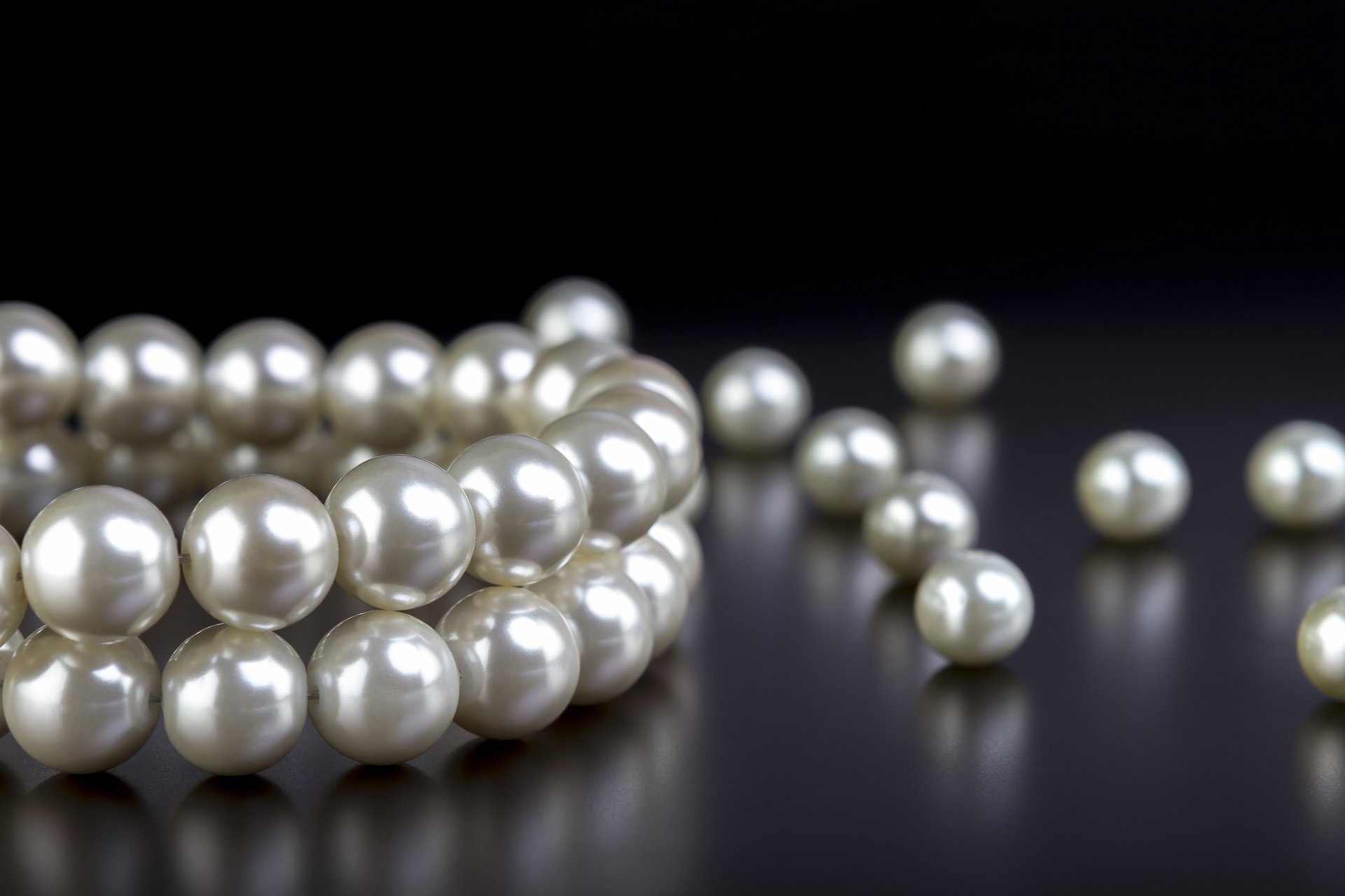 pearl beauty necklace shine placer white pearls elegant luxury present blur bokeh close up wallpaper.