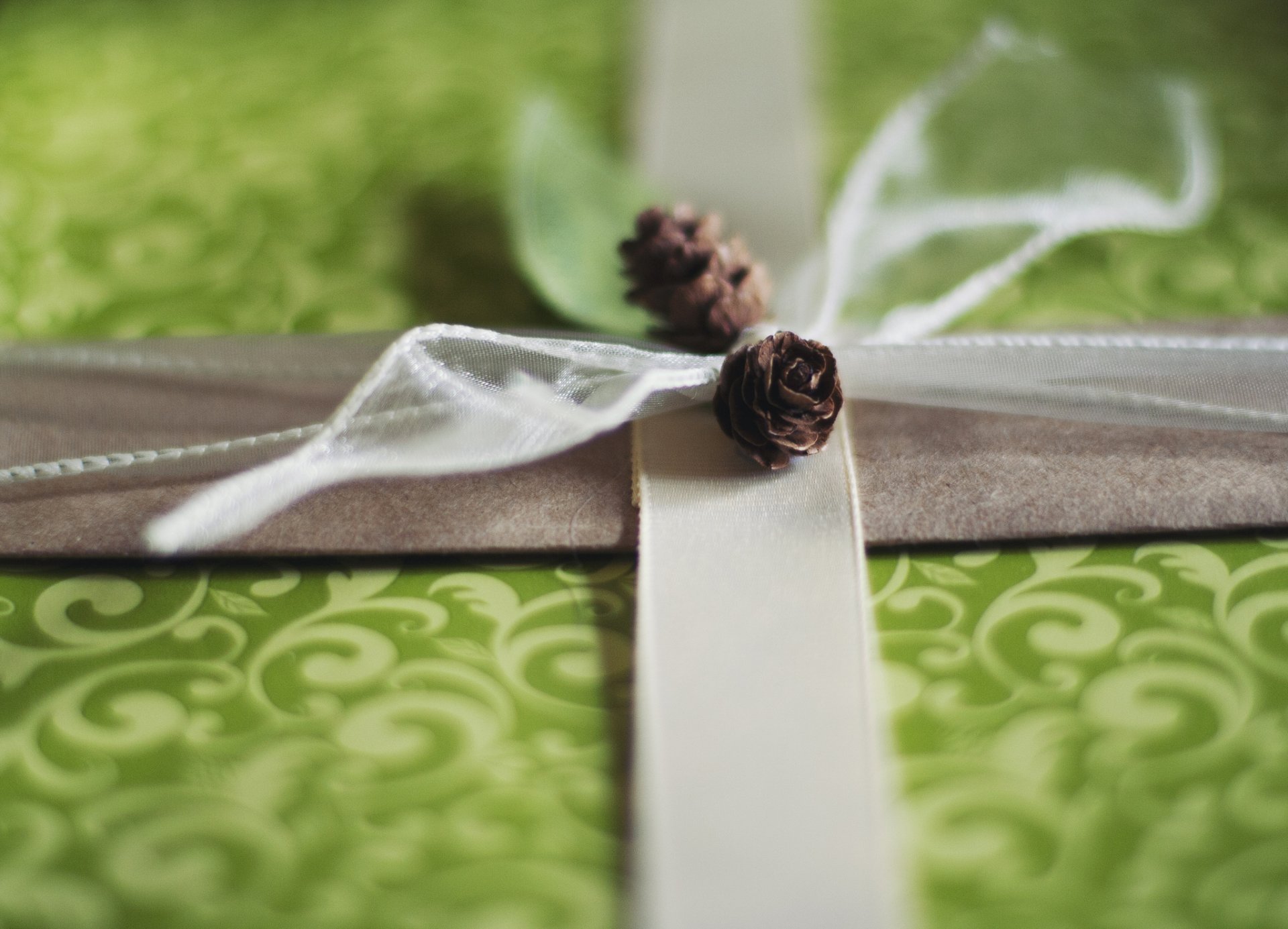 miscellaneous present belt cone decoration green background wallpaper widescreen full screen hd wallpapers fullscreen