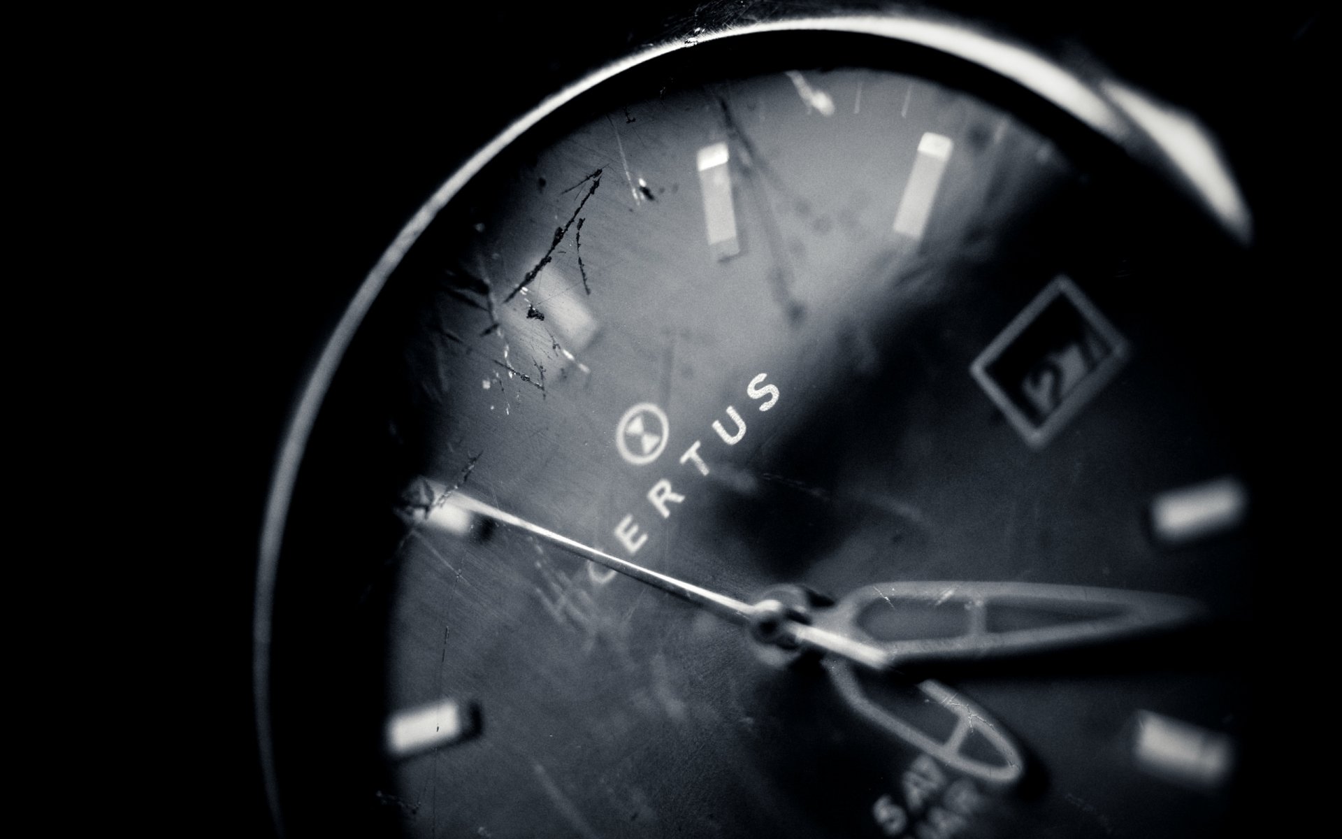 watches time of the arrow glass of the crack photo close up black white background wallpaper wallpapers