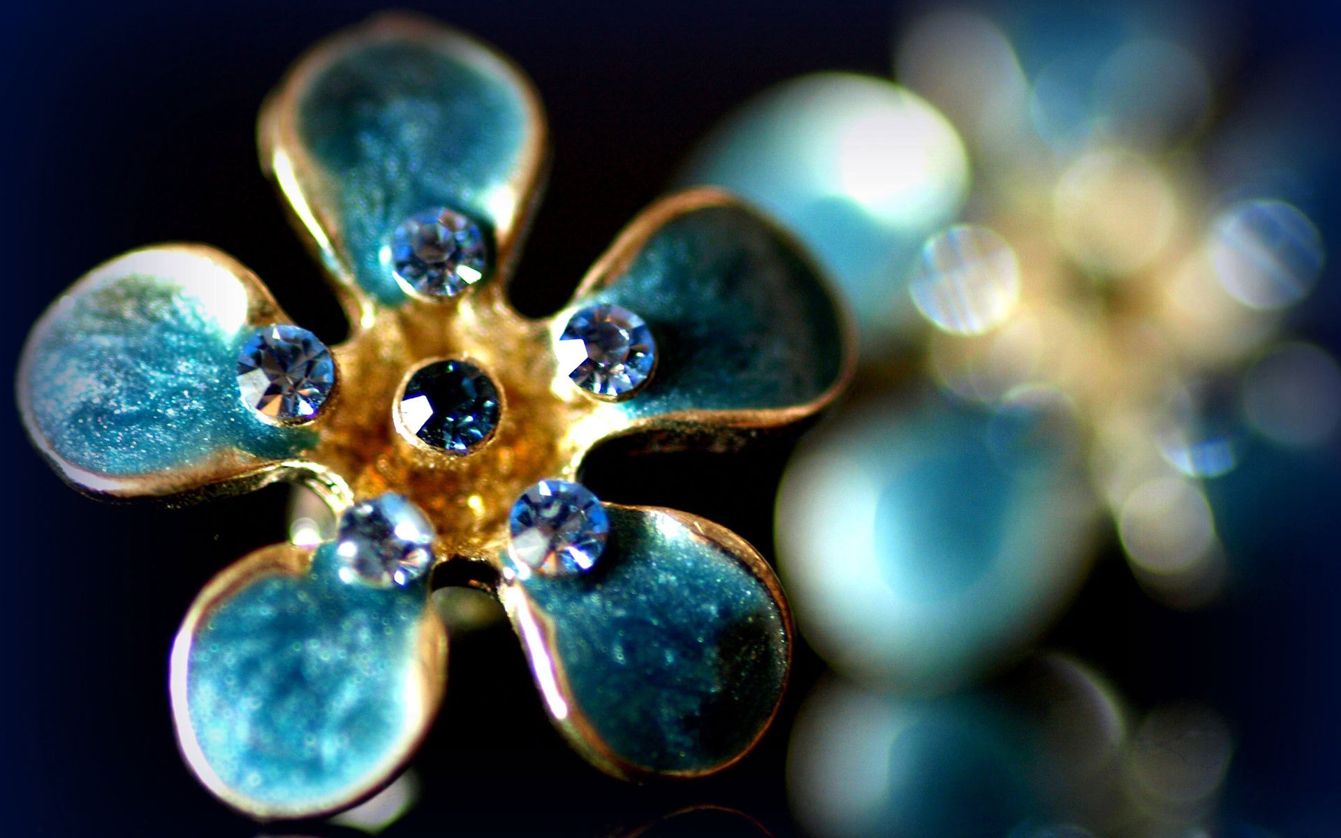 ring precious stones blue aquamarine gold shine reflections blur