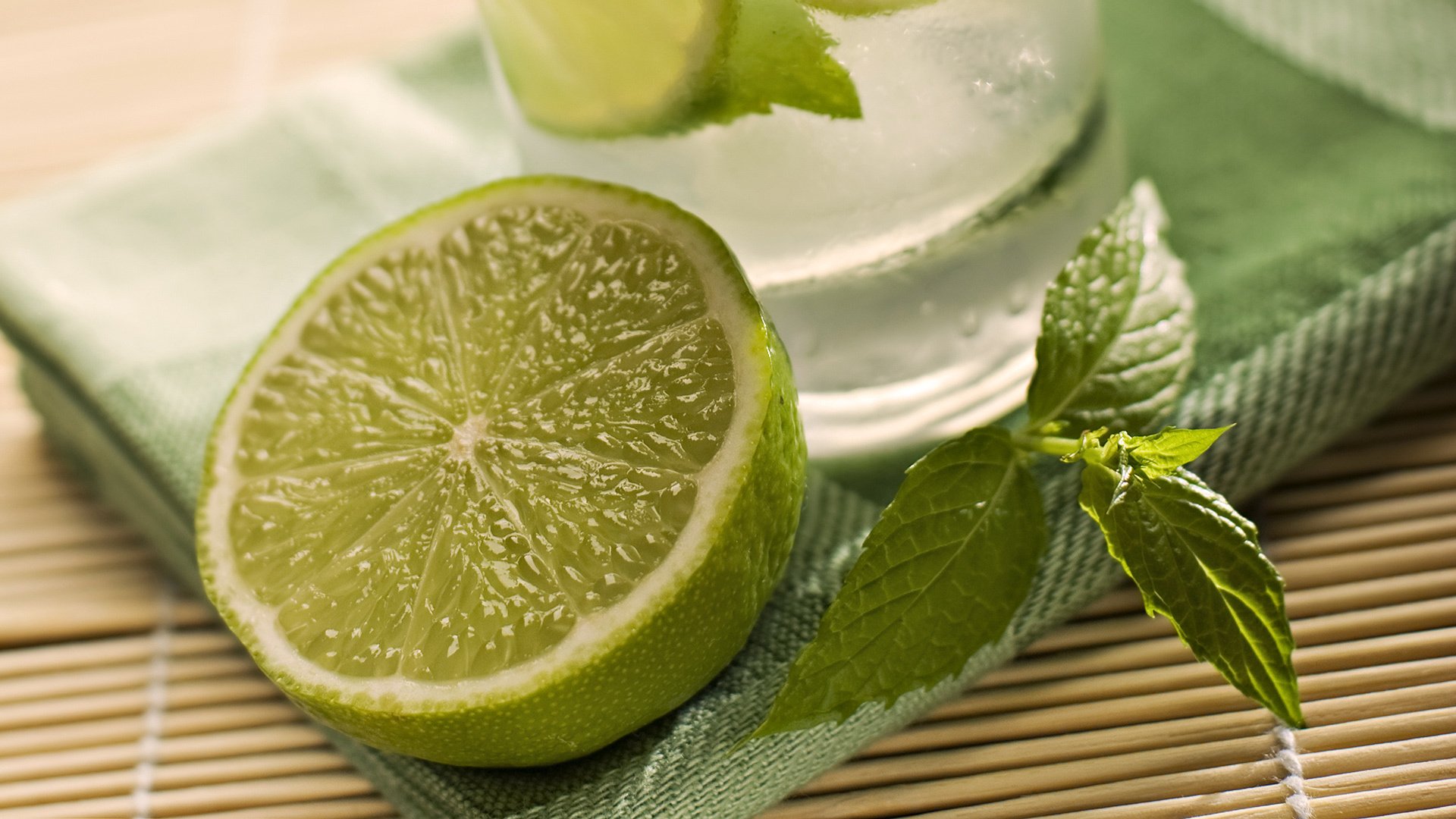 lima citrus fruit mint glass water freshness close up lime spearmint fresh macro 1920x1080
