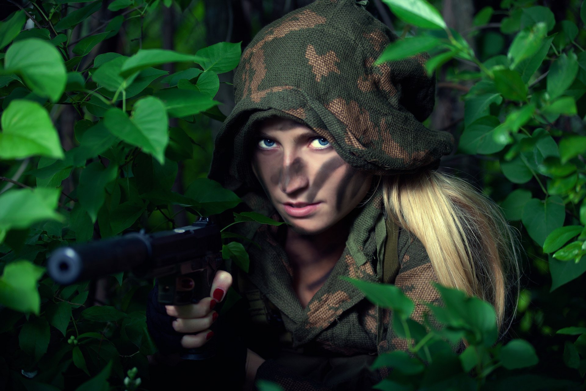style military scout girl battle paint camouflage suit flowers khaki weapon gun silencer trap .