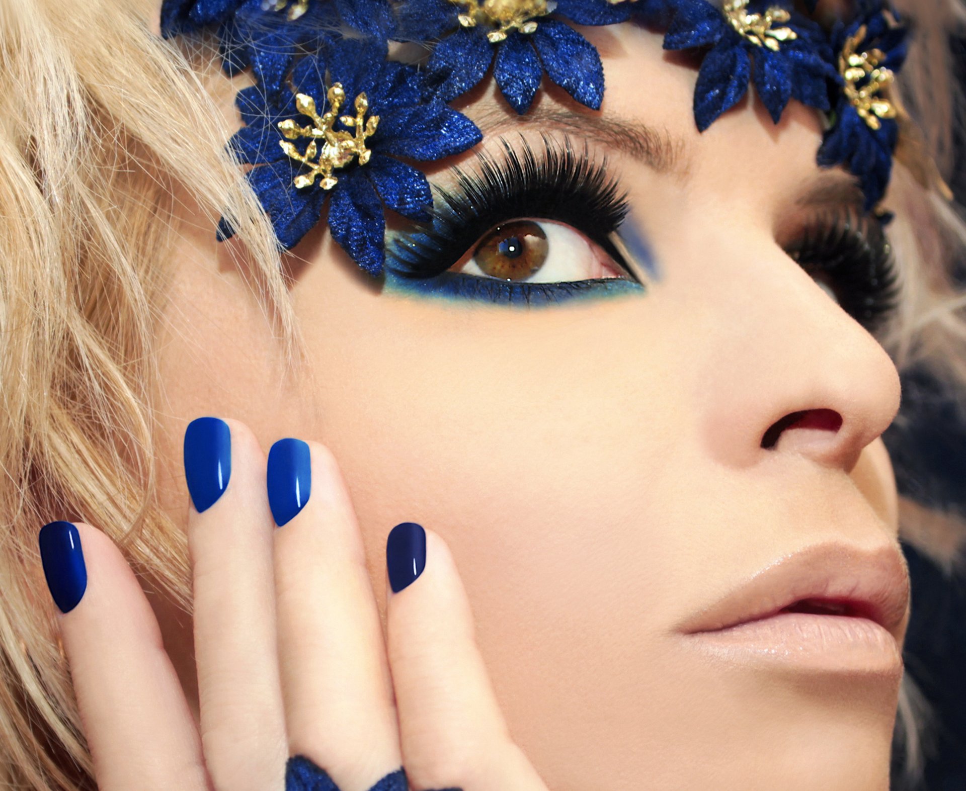 style girl make-up shadow brown eyes eyelash face blonde hand