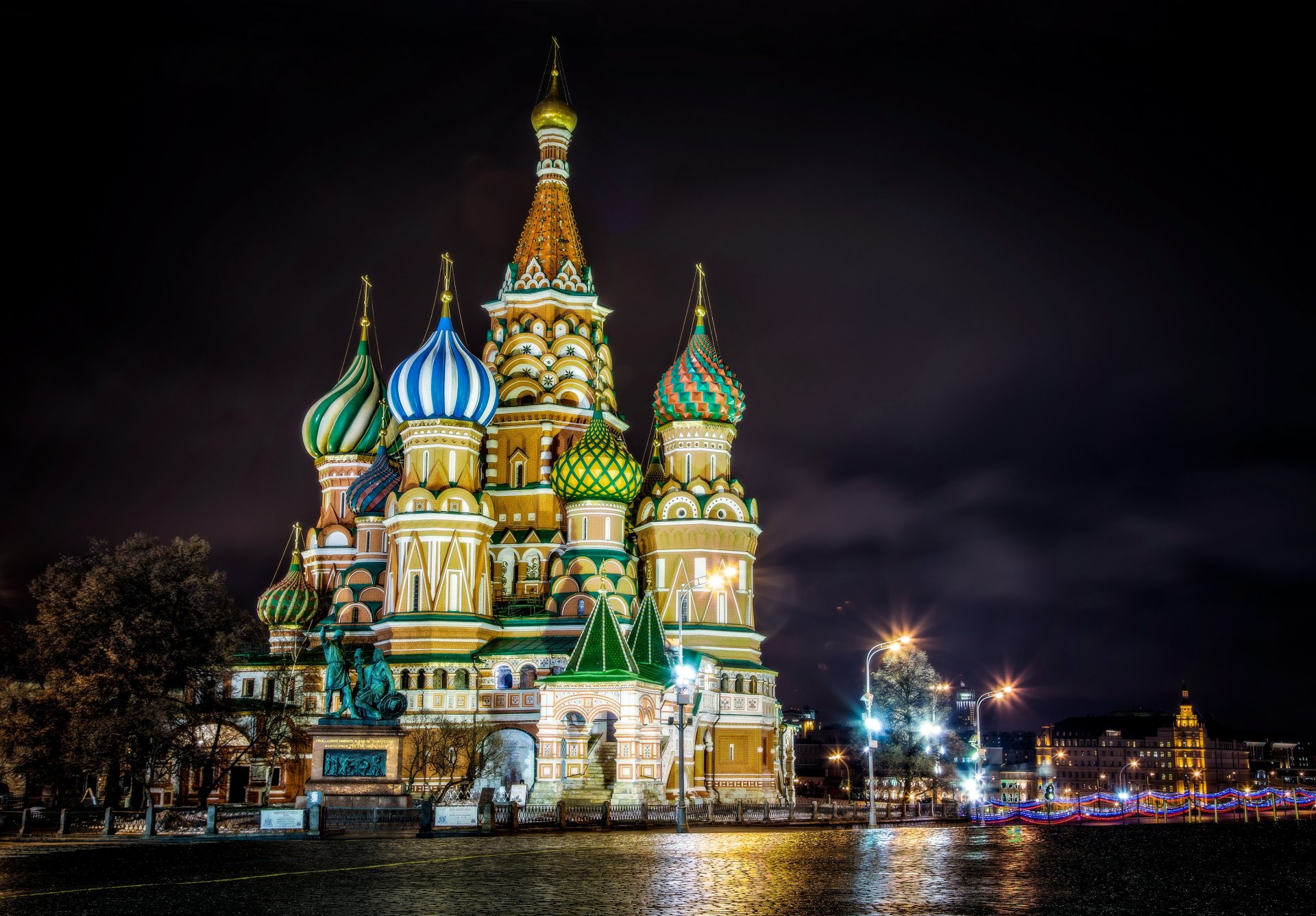 red square moscow st. basil's cathedral monument to minin and pozharsky night lighting lights