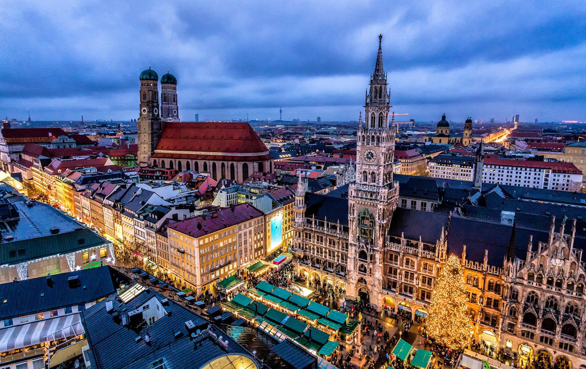 munich germany deutschland marienplatz square frauenkirche cathedral town night house buildings market christmas
