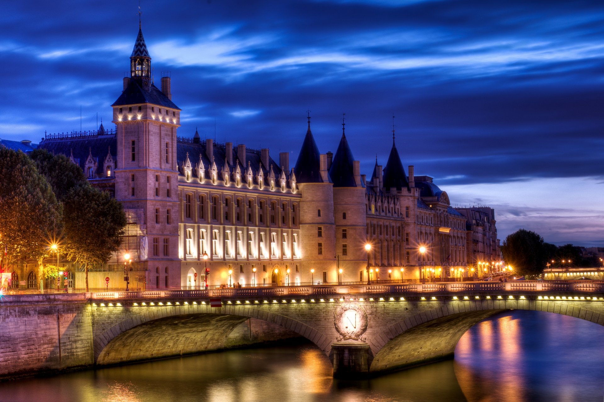 la conciergerie of the conciergerie castle palais de justice palace of justice bridge river light town paris france night