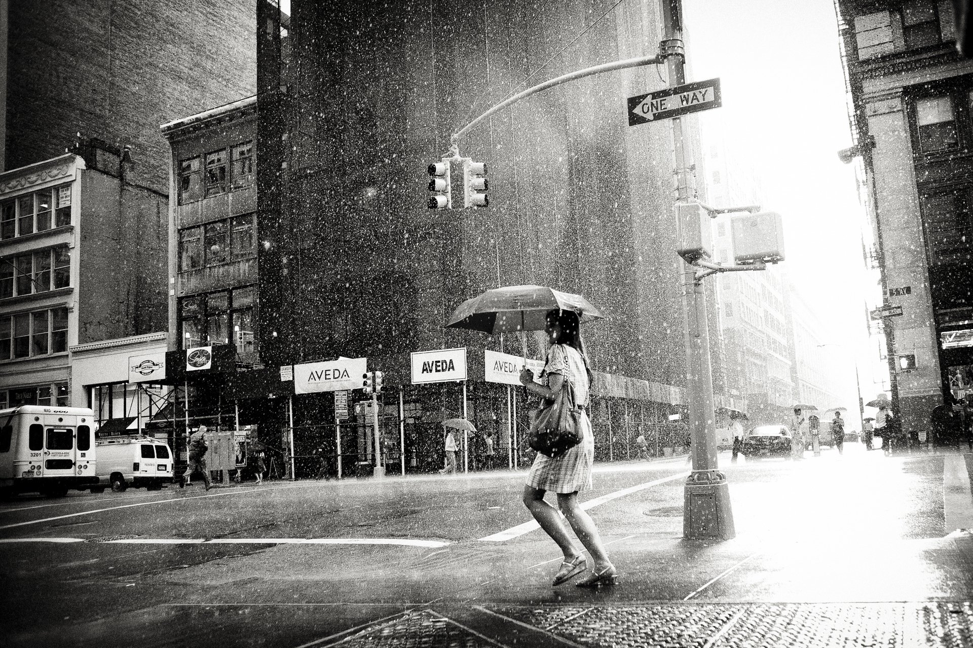rain woman girl black-and-white city honto weather cloudy loneliness megalopolis a woman black and white town metropolis