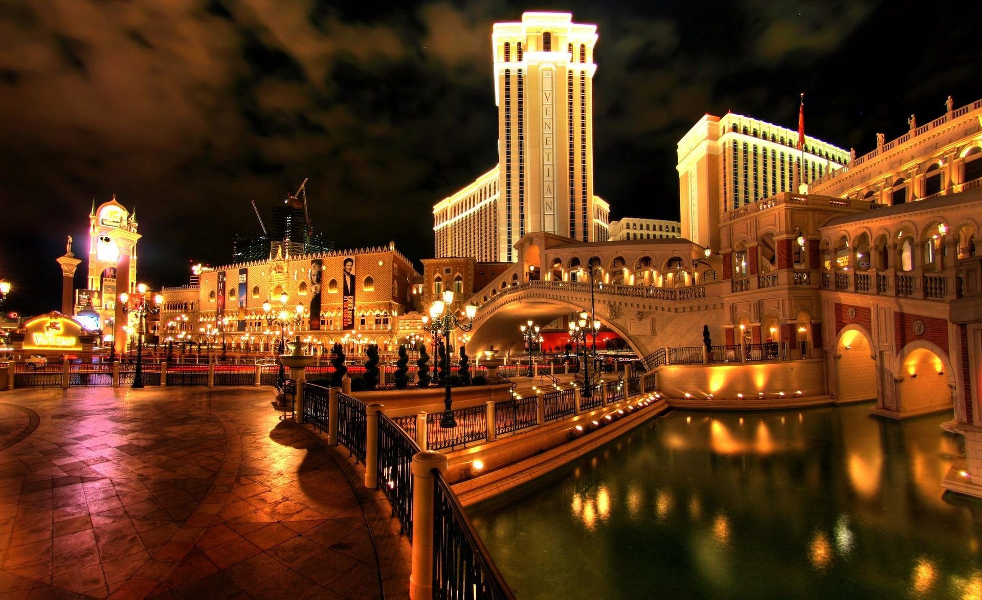 town las vegas hotel venice bridge beautiful bright night lights burn reflection water las-vegas