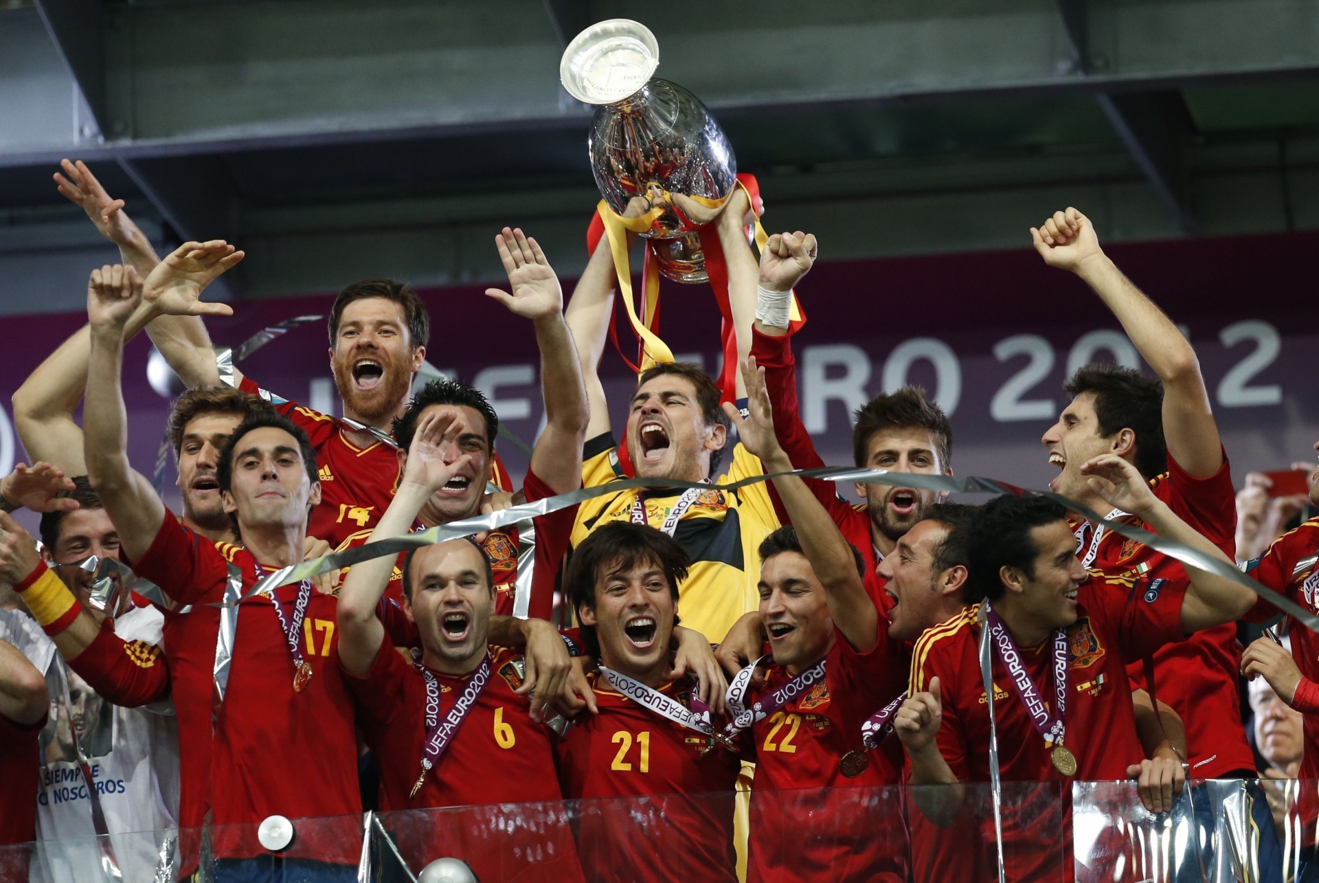 la furia roja iniesta victory alonso sports championship football euro 2012 champion final red fury coin cup gold spain