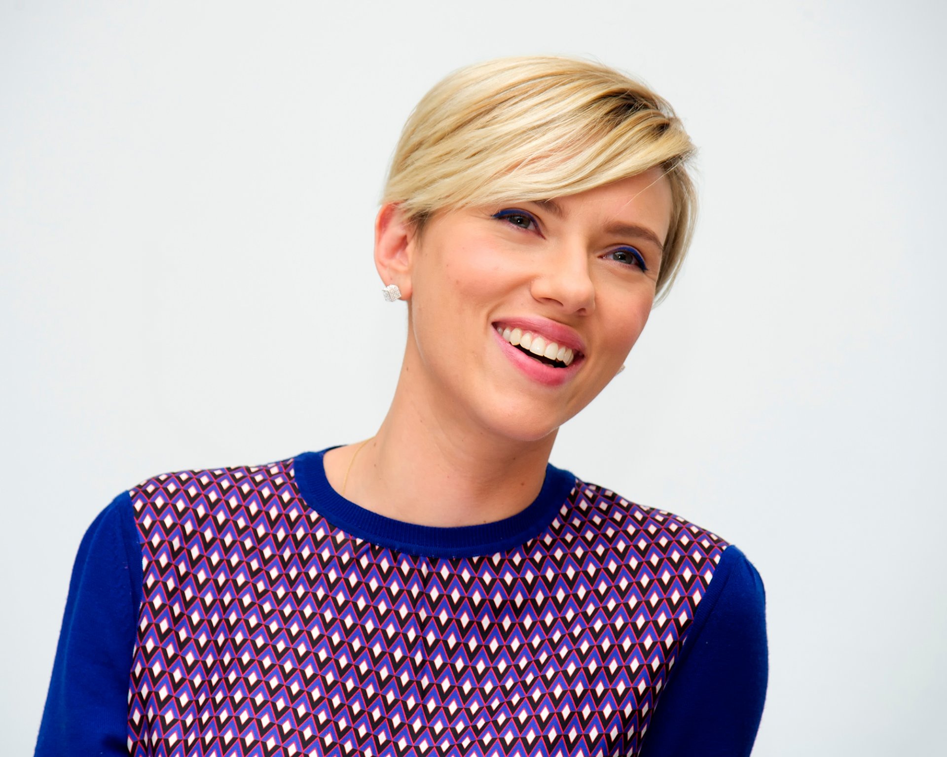 scarlett johansson press conference avengers: age of ultron 2015