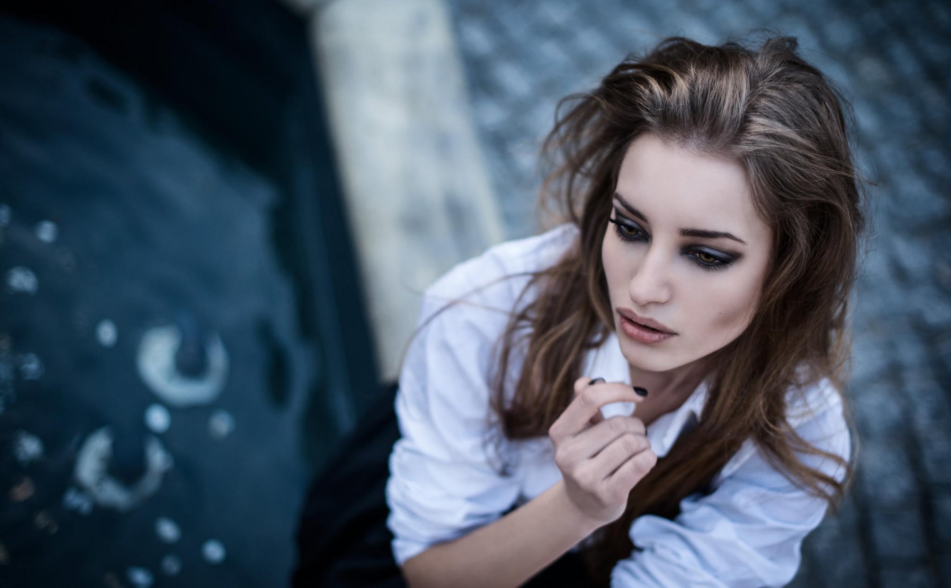 girl brunette model photo hair view nails