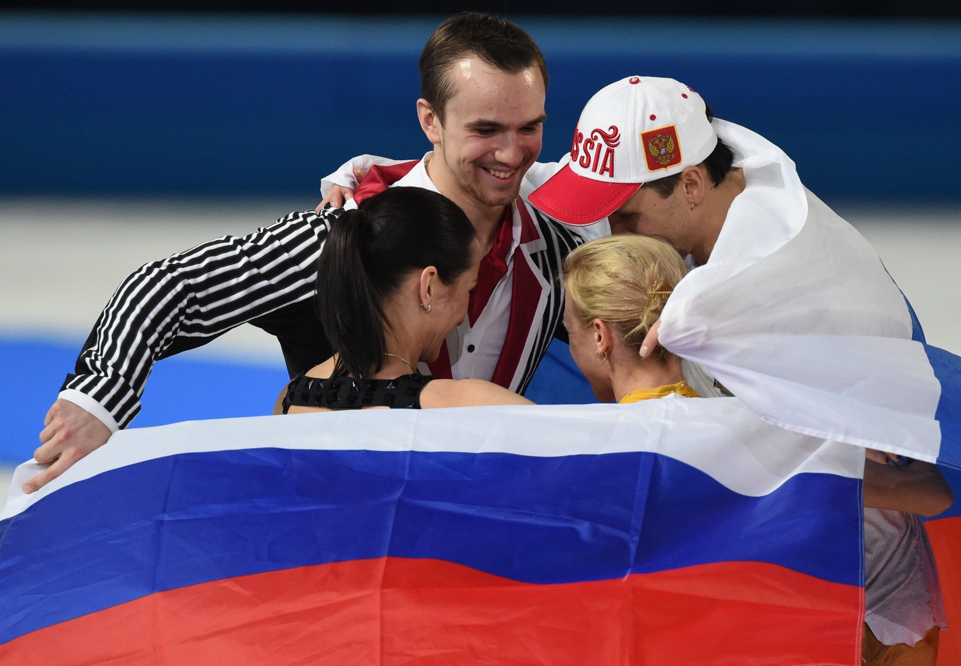 kseniya stolbov fedor klimov tatyana volosozhar maxim trankov sochi 2014 sochi 2014 olympic winter games xxii olympic winter games figure skating russia skaters olympic champions flag bosco cap victor