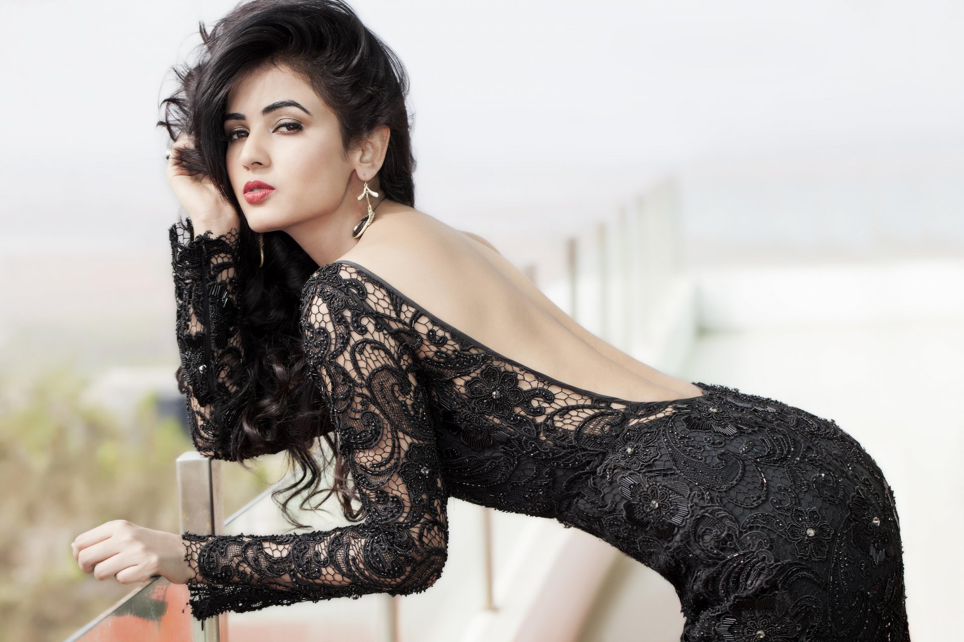 sonal chauhan bollywood celebrity actress model girl beautiful indian brunette pretty cute beauty sexy pose figure backless india