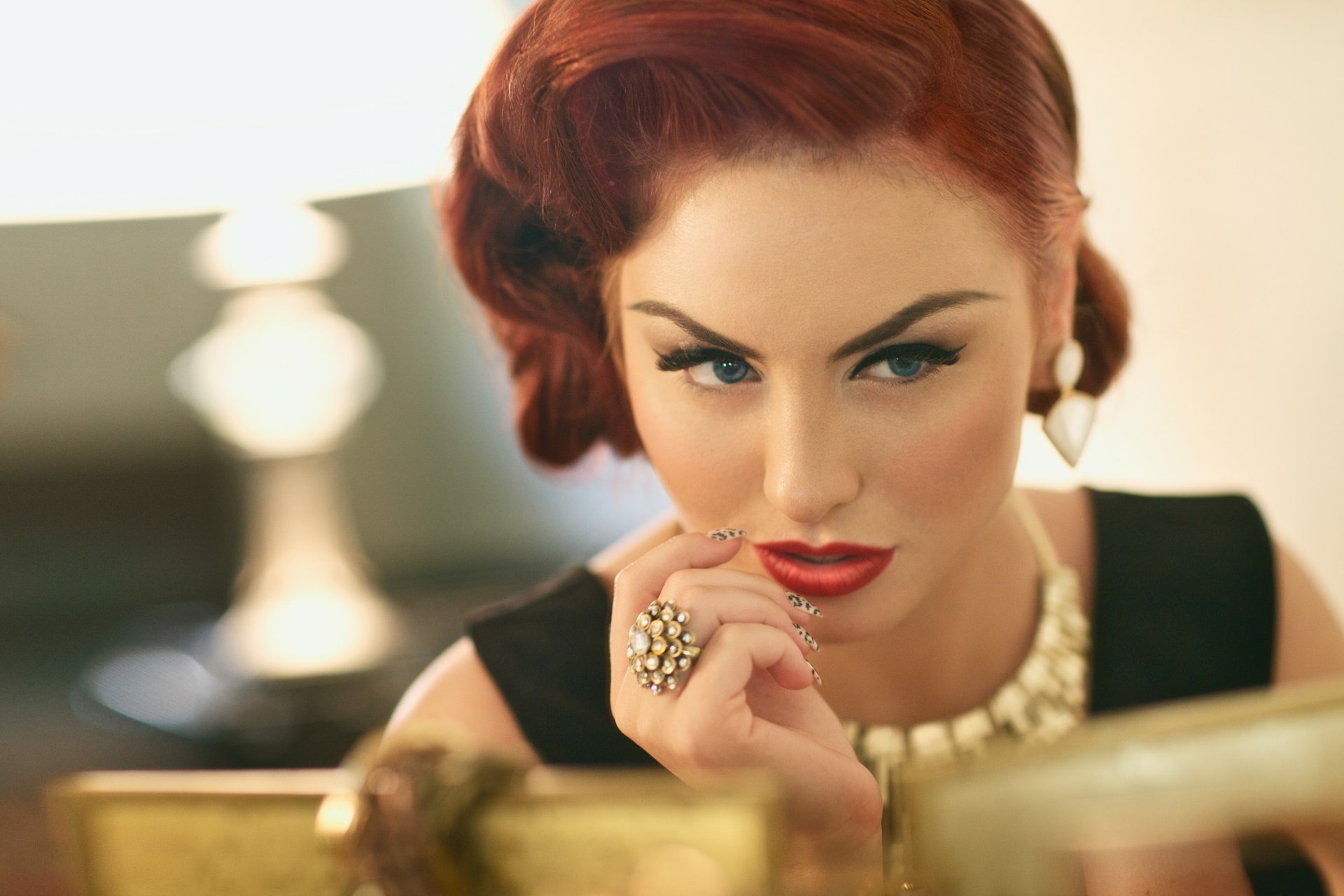 anya kvitka anna kvitka singer girl hip - hop piano r&b jazz vocal blue eyes lips necklace hair style elegant