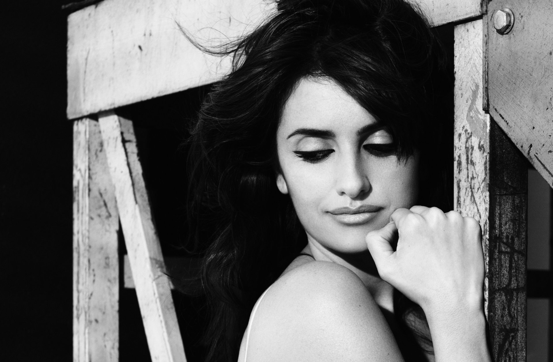 penelope cruz black and white girl actress make-up of the arrow