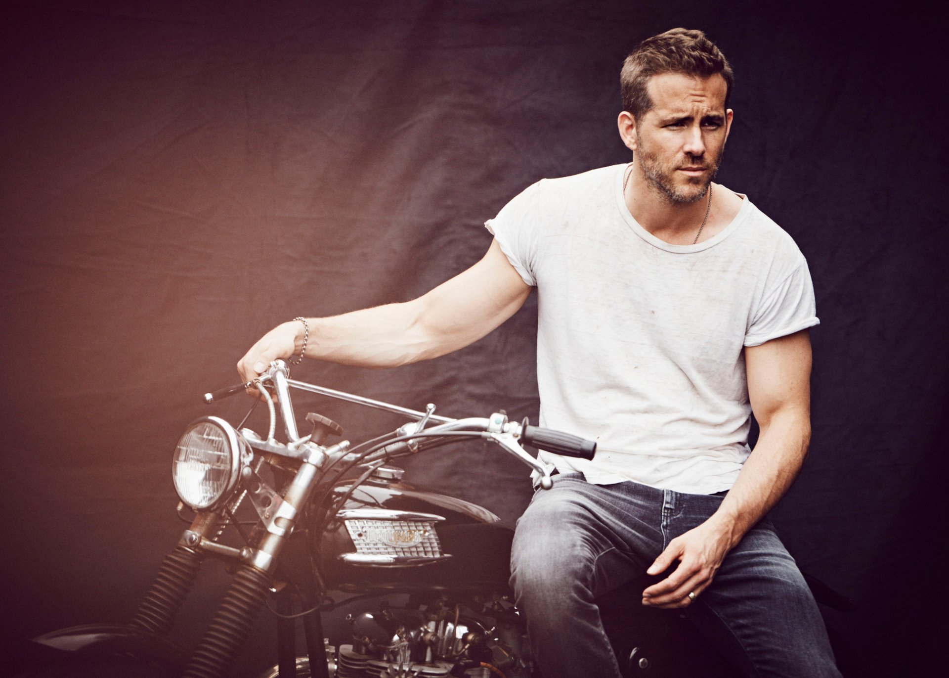 ryan reynolds actor t-shirt jeans bike background photoshoot magazine instyle 2015 matthew brookes