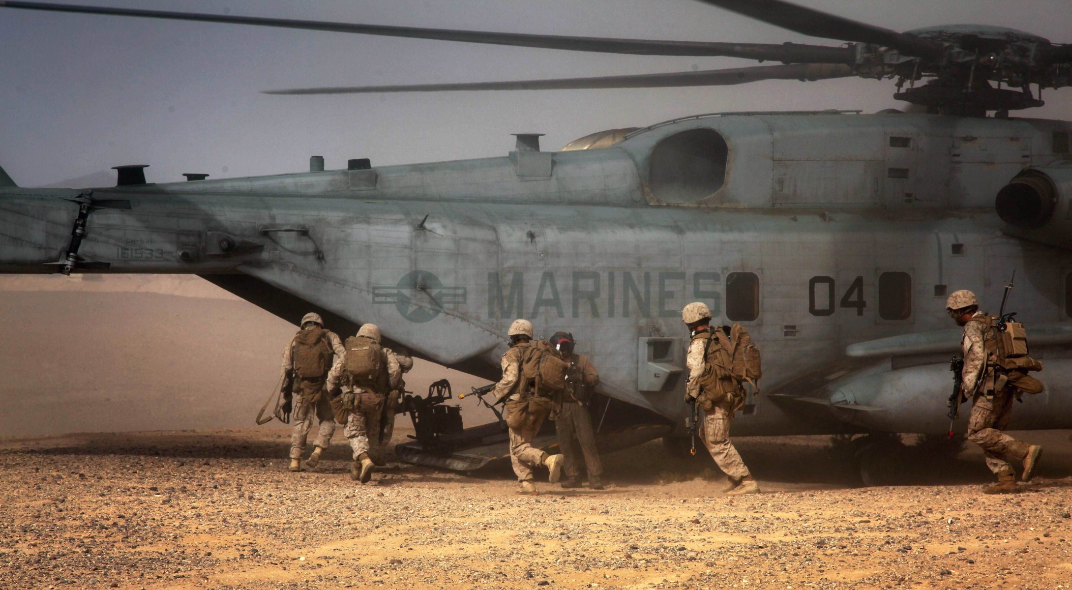 sikorsky ch-53 sea stallion military heavy transport men marines desert