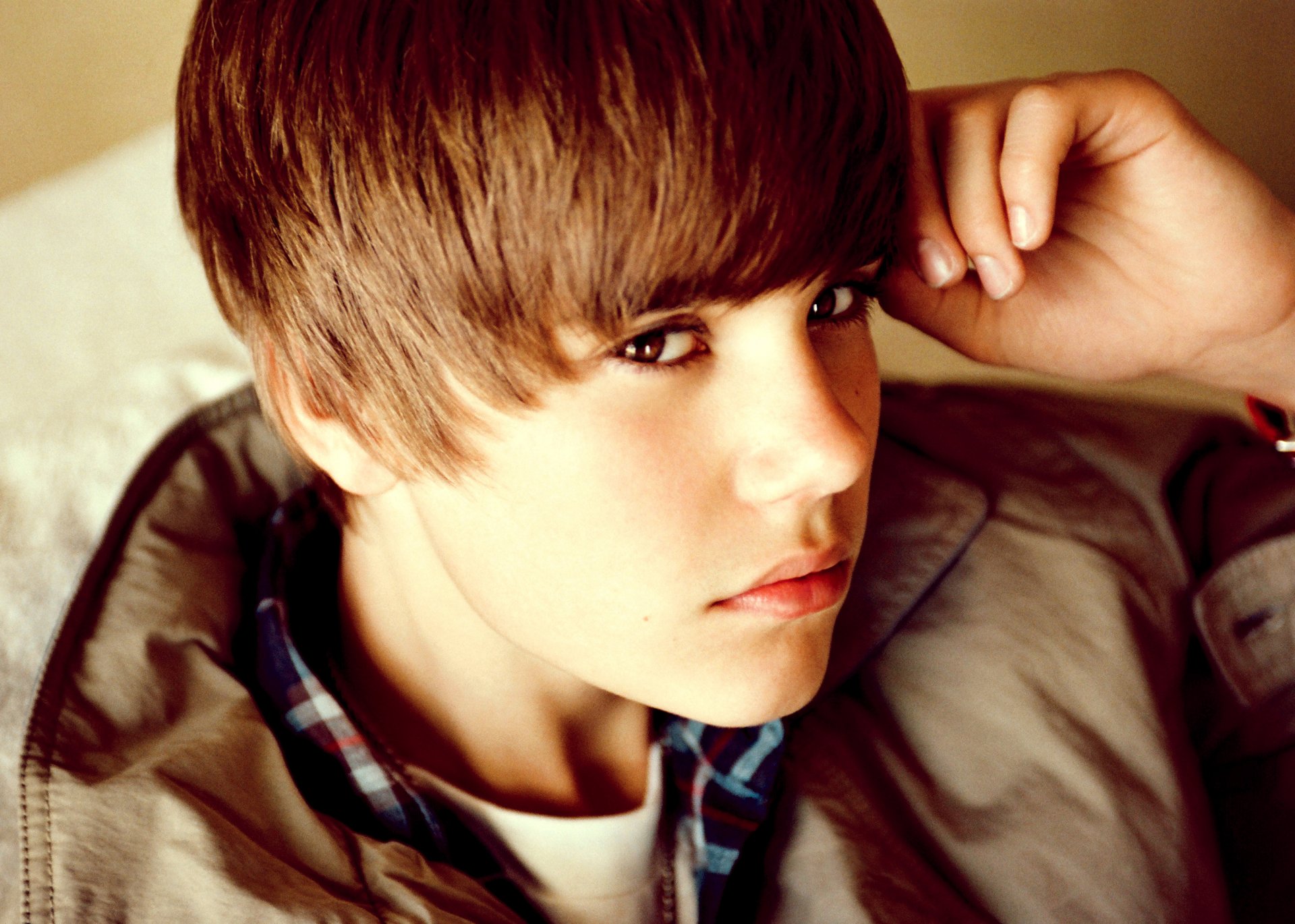 justin bieber singer guy is a canadian pop singer actor justin drew bieber musician poet composer pop r&b music songs