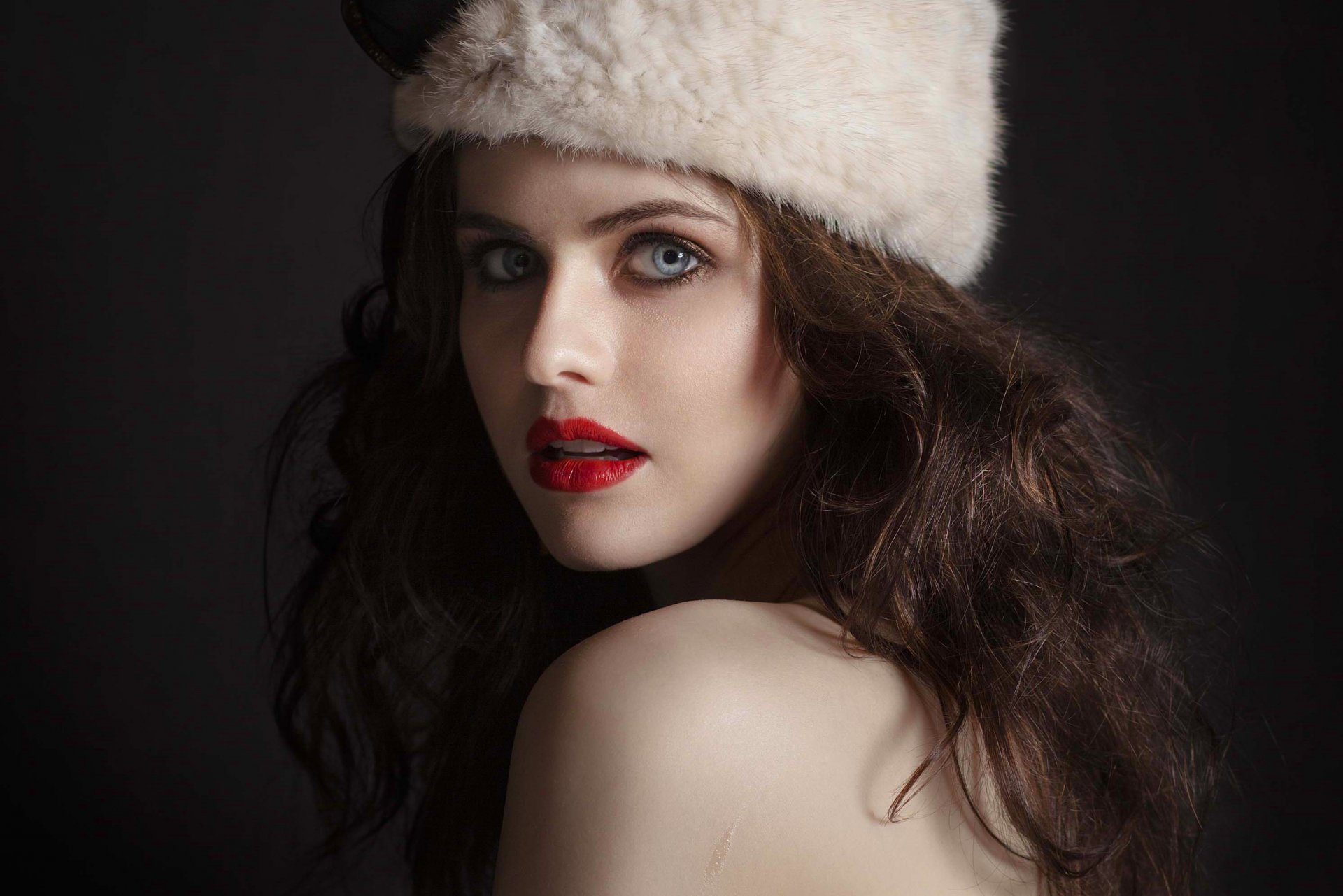 alexandra daddario actress girl brunette blue eyes lipstick red hat