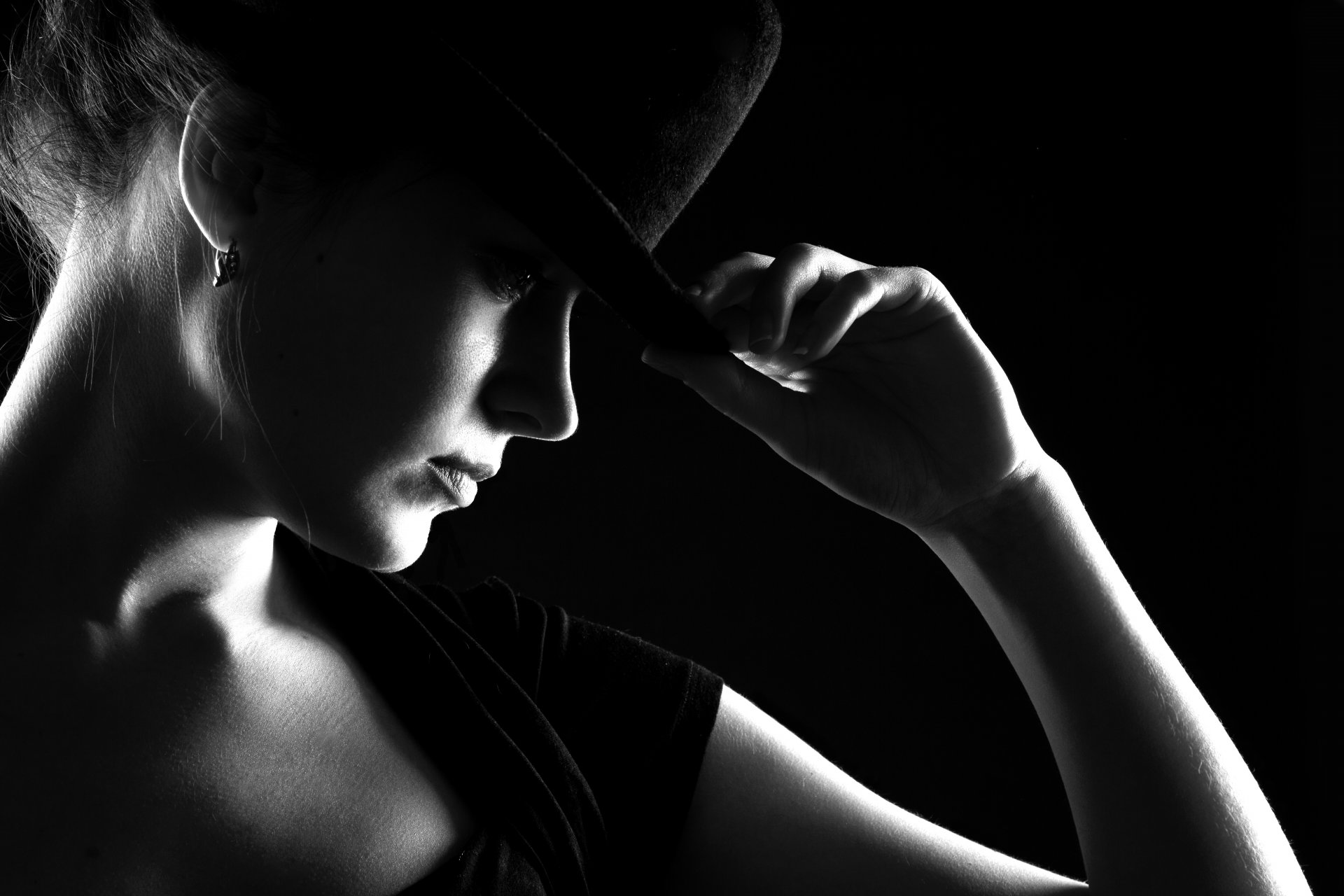 girl hat noir black and white