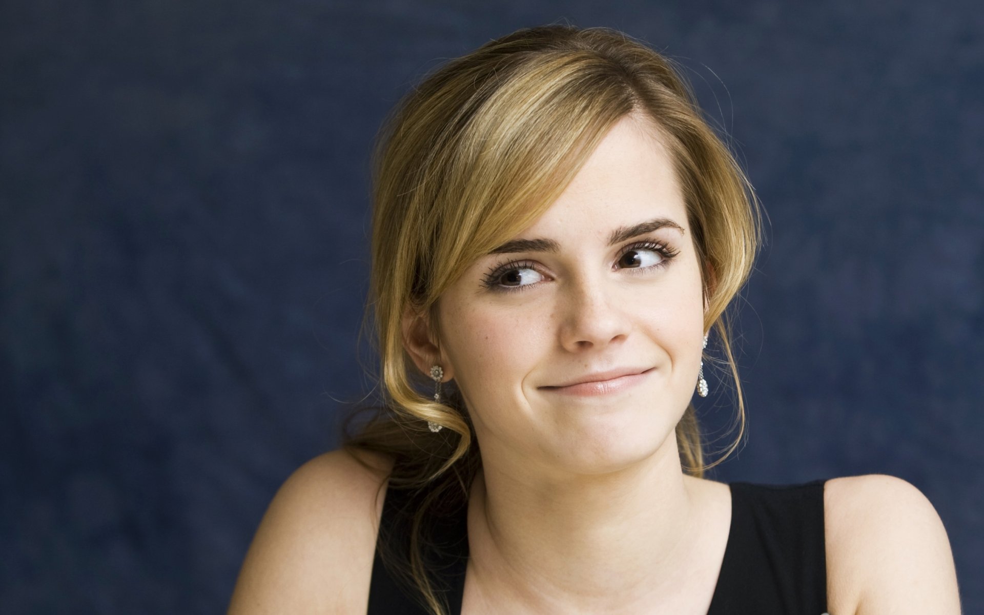 emma watson actress fashion model smiles smile mysterious view beautiful babe blue background