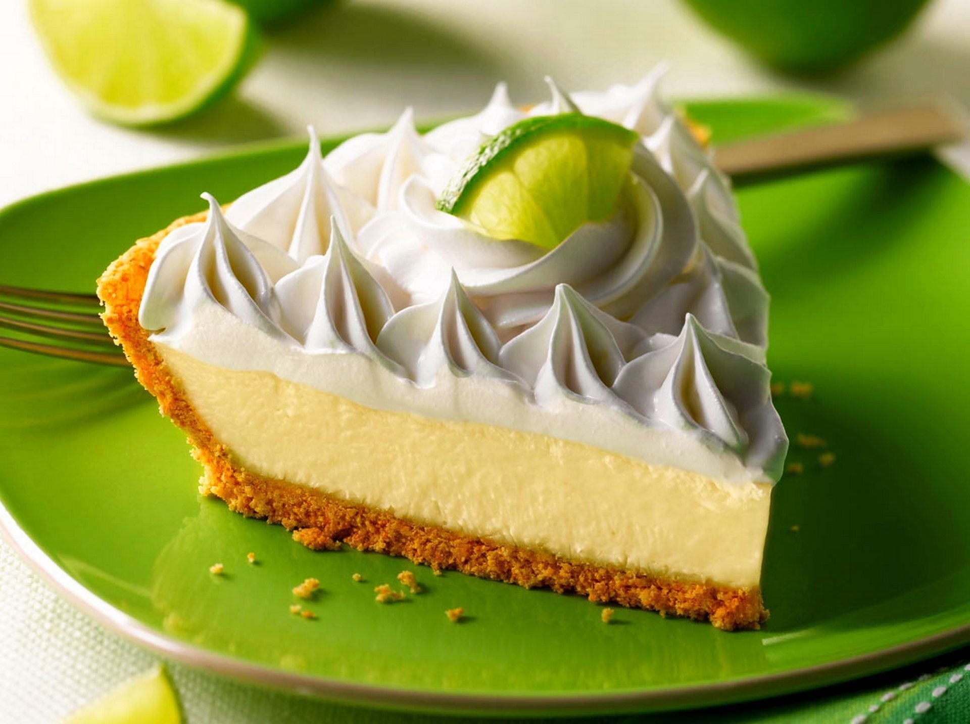 Cheesecake cake with lime and protein cream